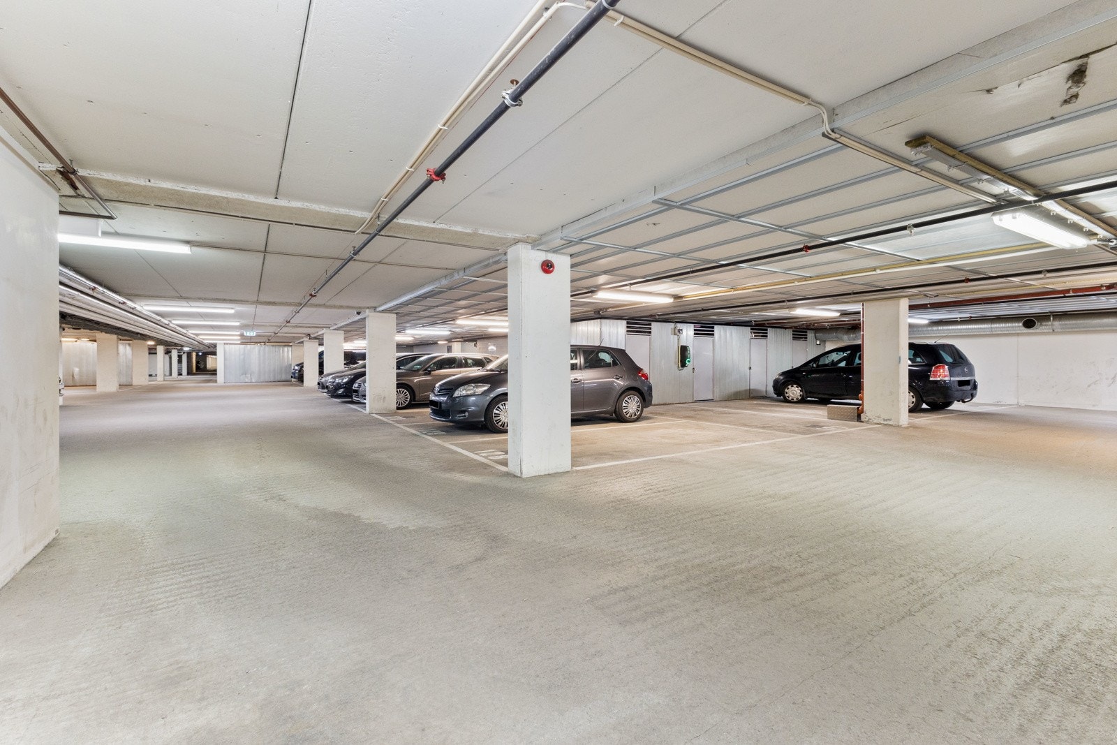 Boligen disponerer garasjeplass i Hasle torg garasjesameie. Det er montert ladeboks på plassen Galleribilde