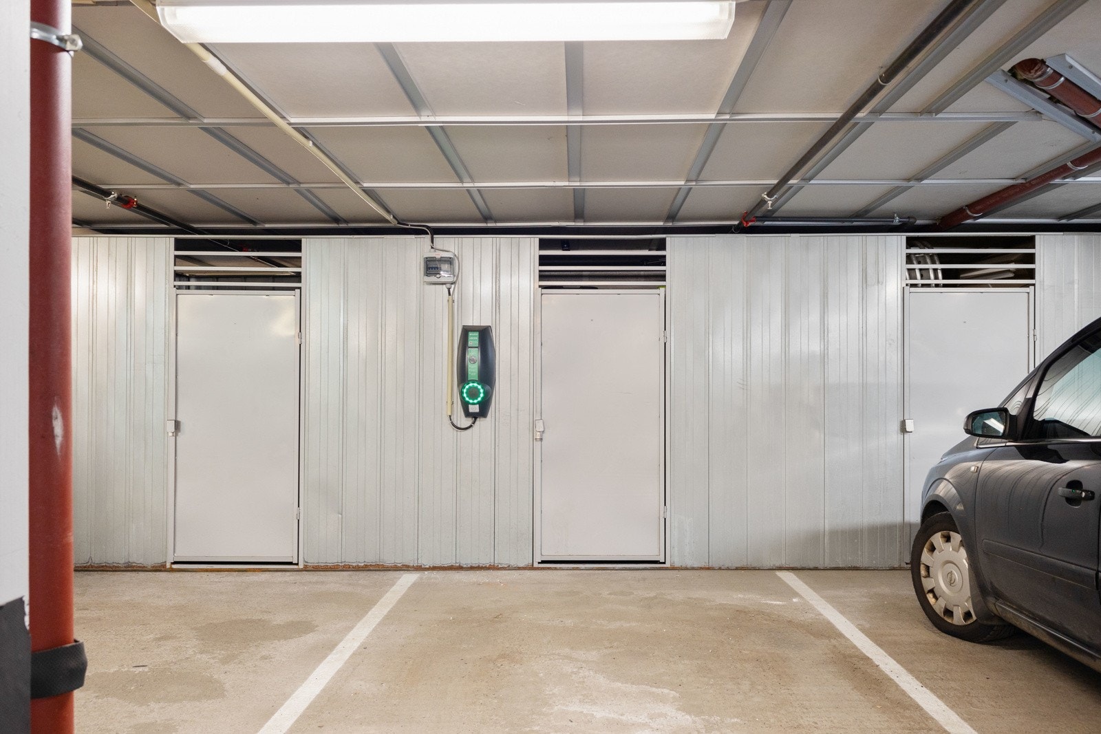 Det medfølger en bod i kjeller på ca. 5 kvm. Boden er plassert på bakkant av garasjeplassen. Galleribilde