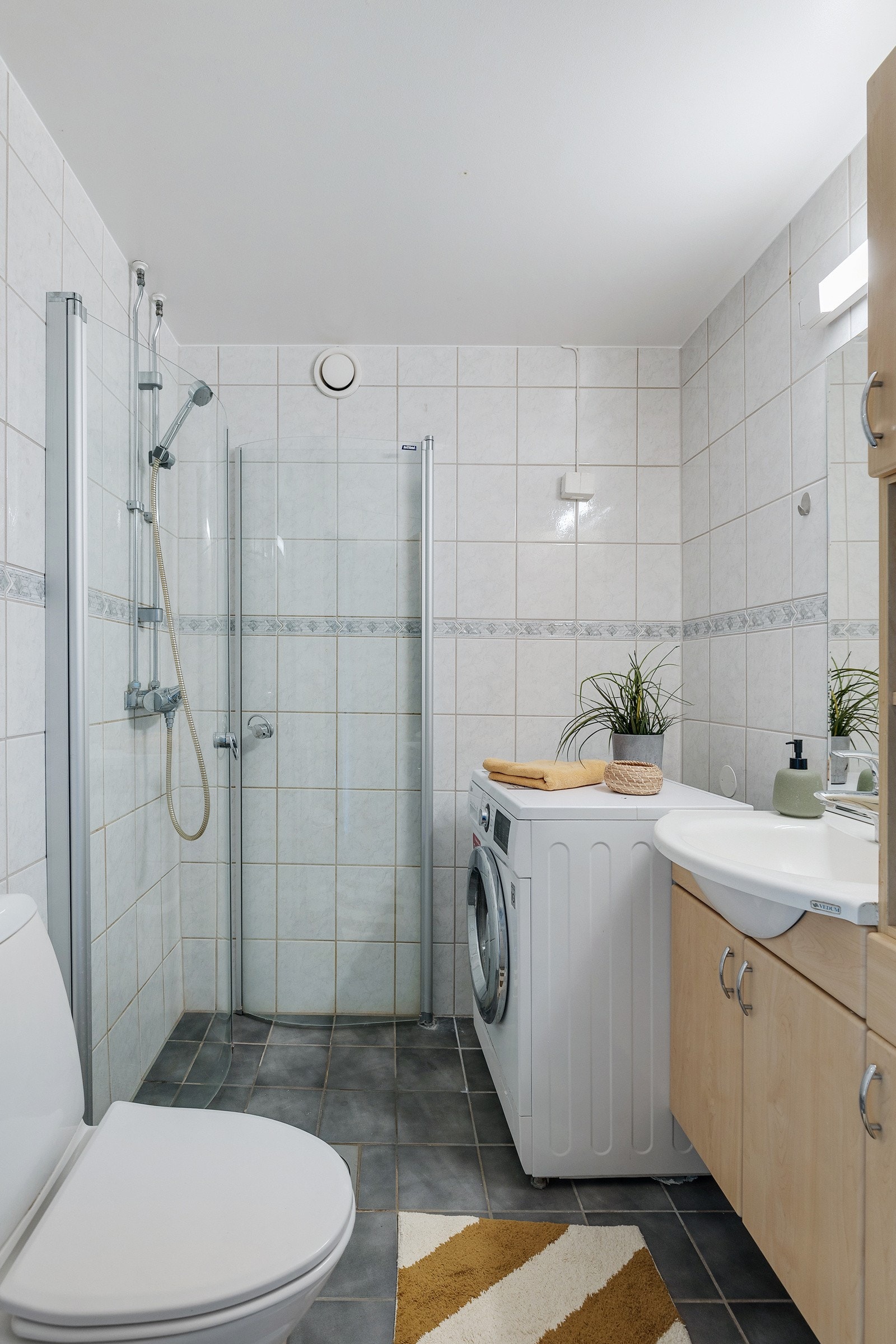 Badet har plass og opplegg for vaskemaskin. Galleribilde