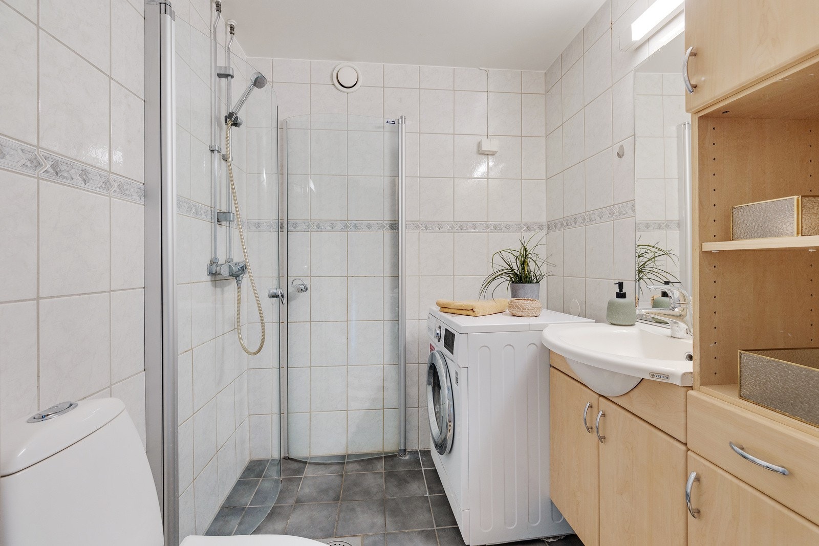Pent bad av god størrelse som ble totalrenovert i 2003 i regi av borettslaget. Galleribilde