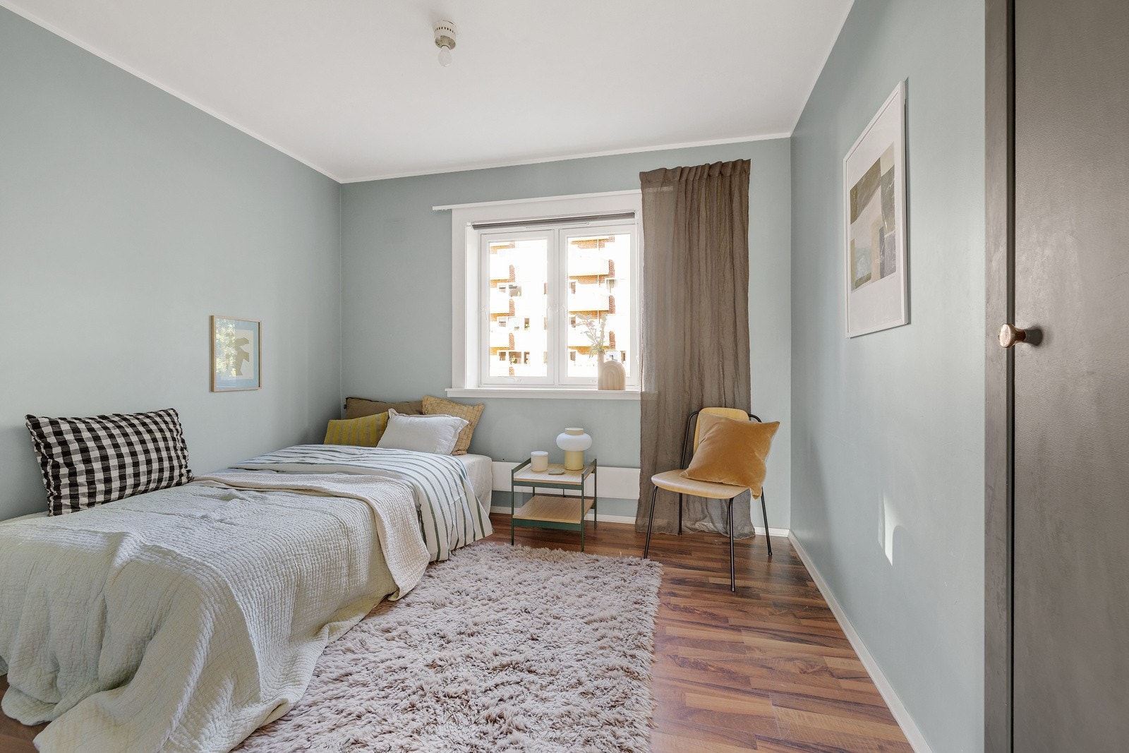 Luftig og pent soverom som passer perfekt som barnerom, gjesterom eller kontor. Galleribilde