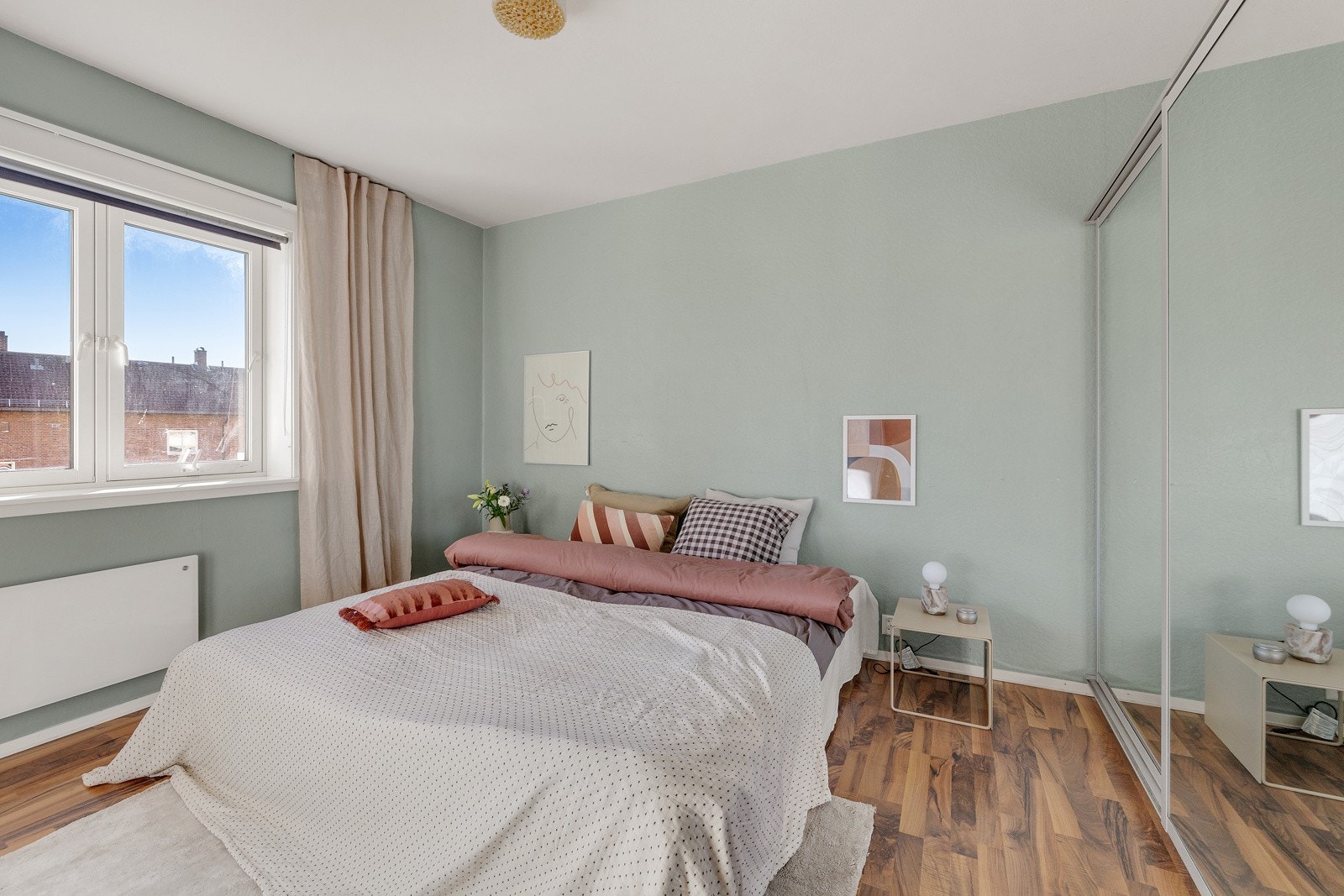 Her har man god plass til stor dobbeltseng med tilhørende nattbord. Galleribilde