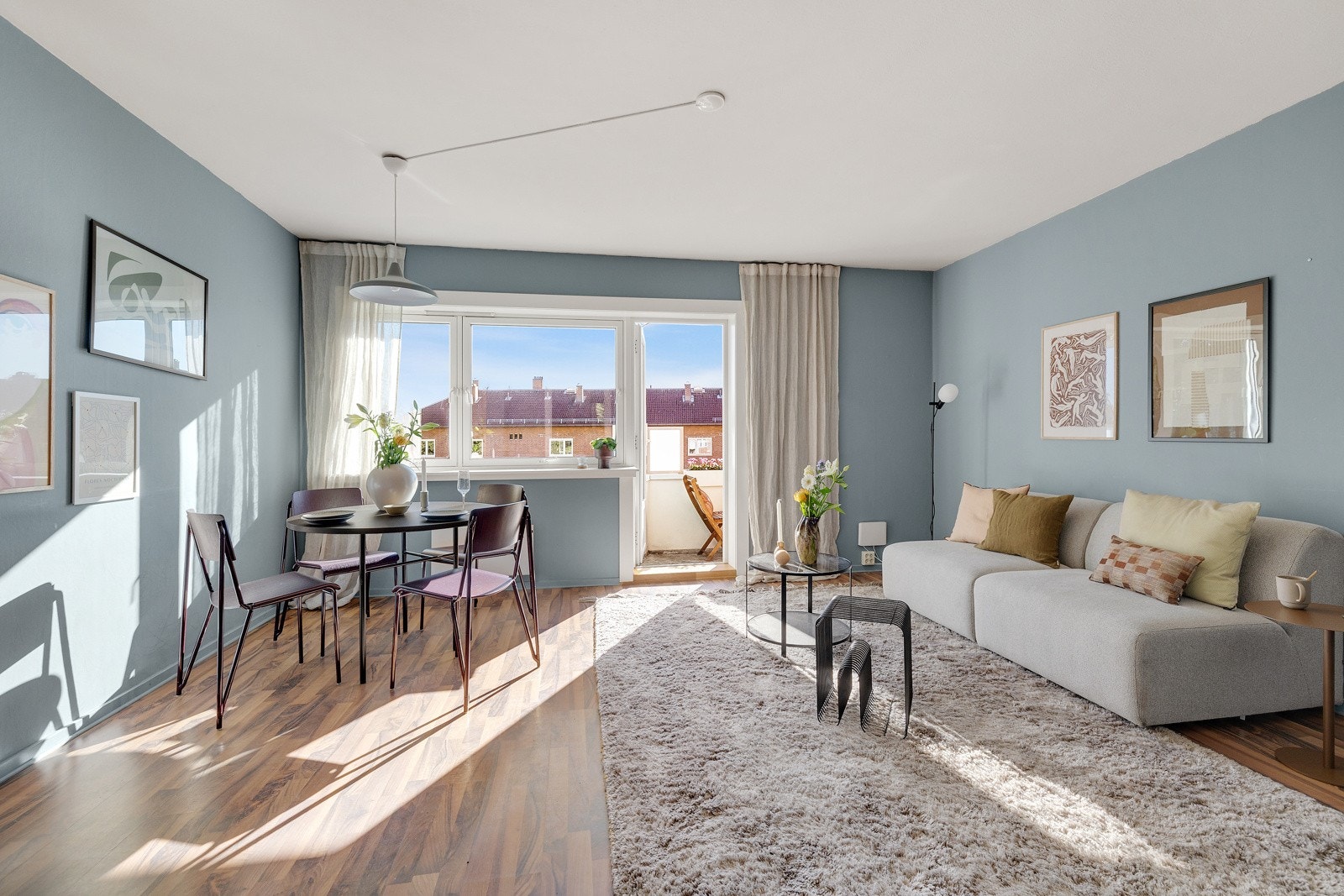 God plass til sofagruppe, spisebord, TV-seksjon, hyller og annet ønsket møblement. Galleribilde