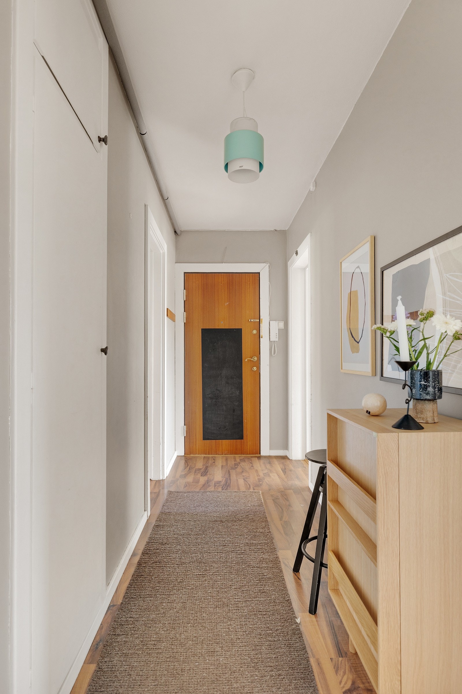 I entréen har du et innebygd skap med plass til sko og oppheng av yttertøy, samt ytterligere plass til oppheng, skoskap eller kommoder. Galleribilde