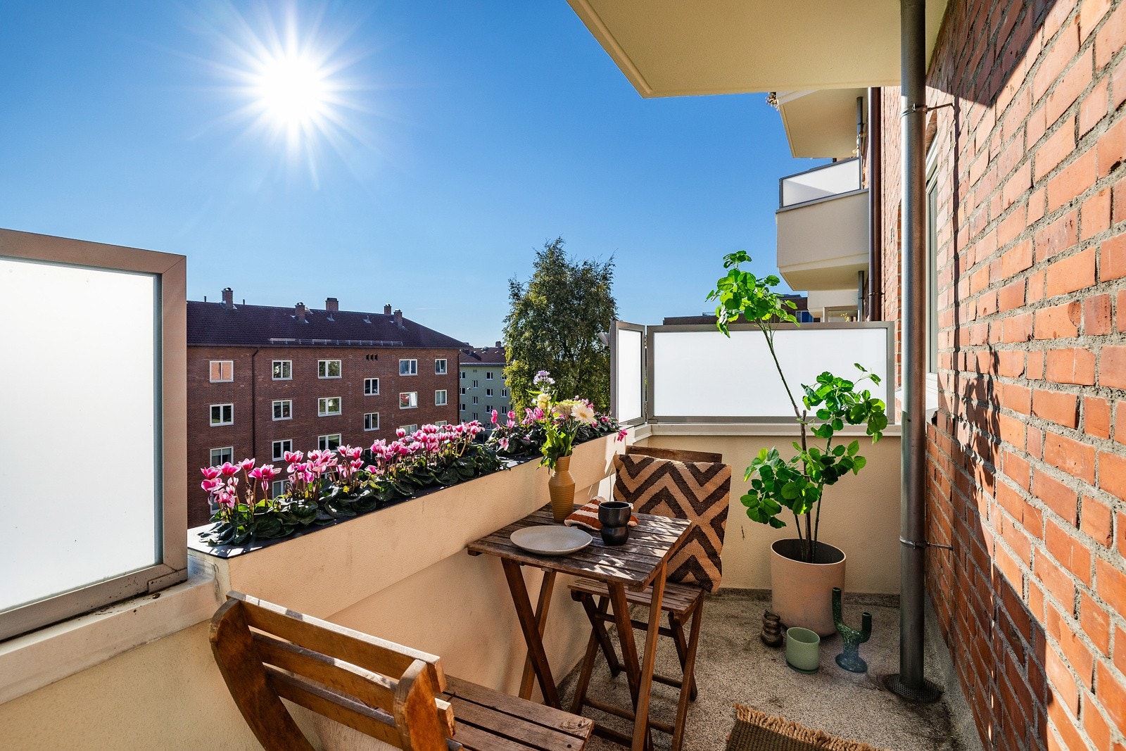 Fra stuen er det adkomst til en herlig, sydvendt balkong på ca. 3 m2 med gode solforhold og hyggelig utsyn. Galleribilde
