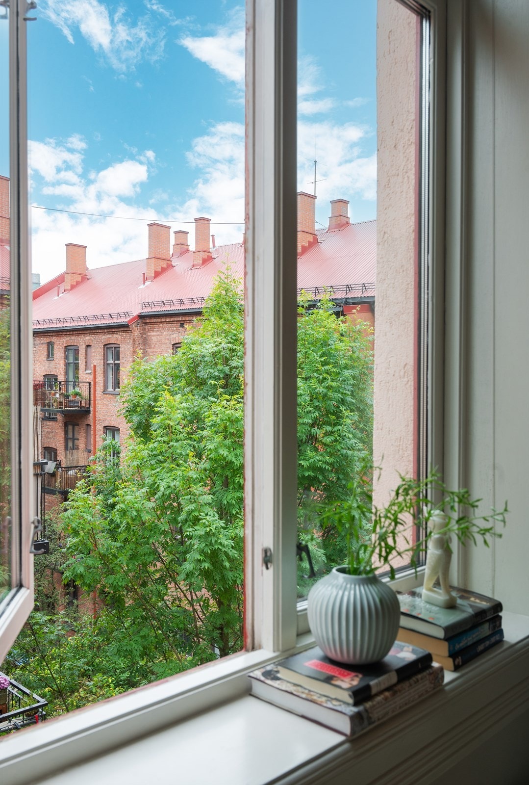 - Soverommet vender ut mot bakgården - Galleribilde