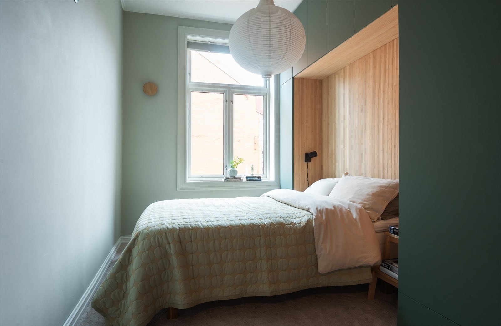 - Meget delikat soverom med plassbygget garderobe - Galleribilde