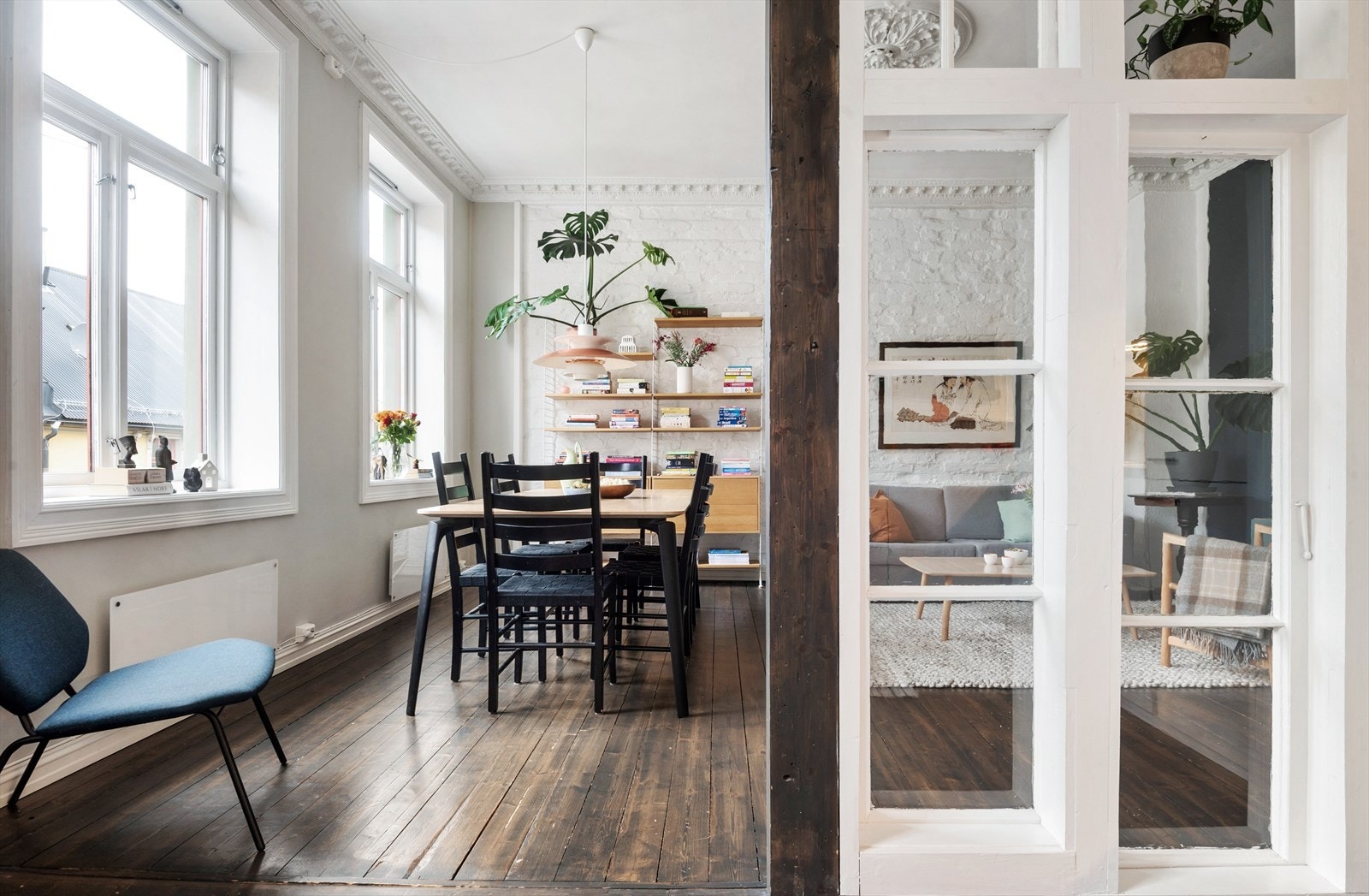 - Skilleveggen mellom stue og kjøkken består av 100 år gamle vinduskarmer - Galleribilde