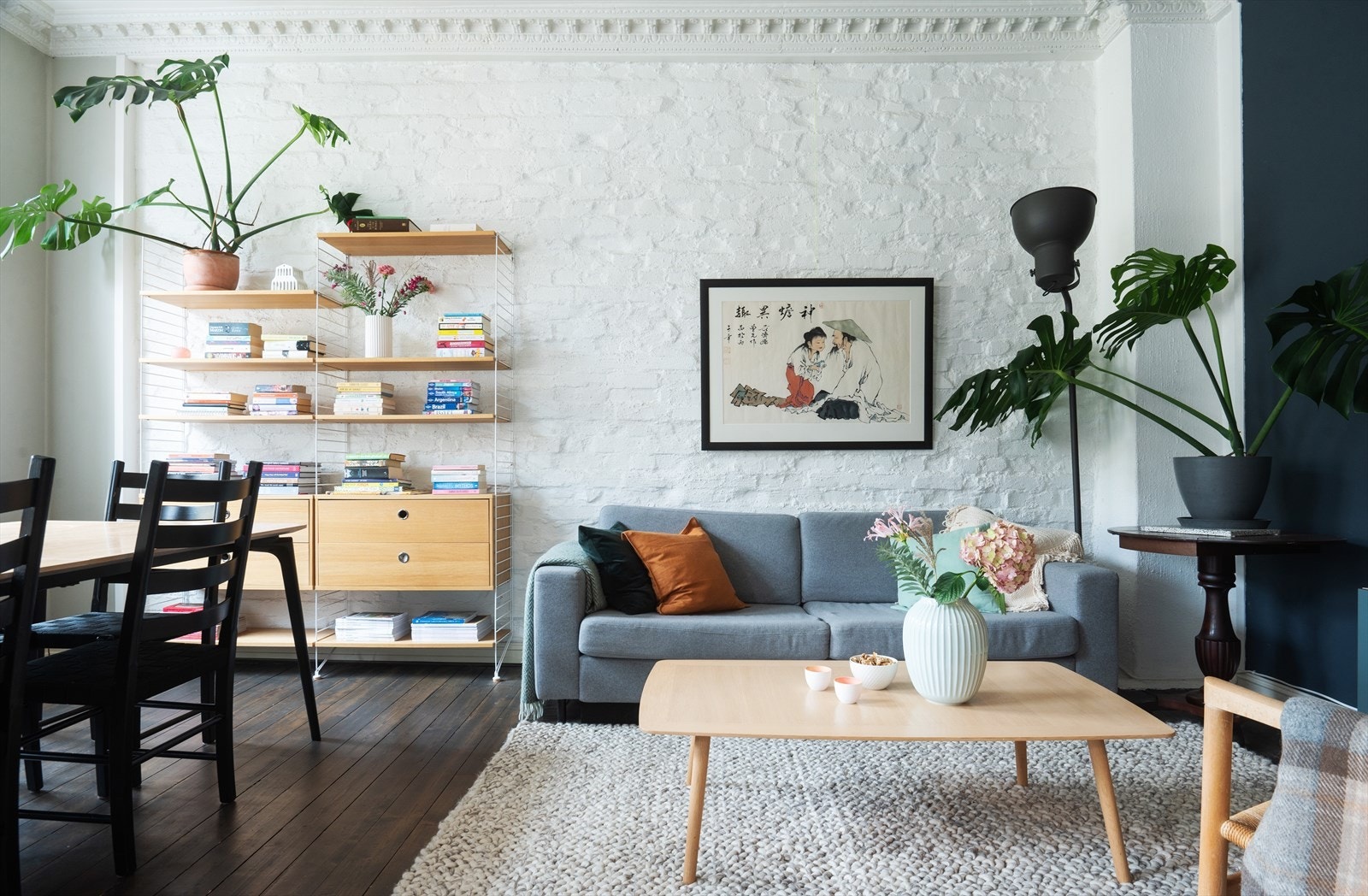 - Leiligheten holder en gjennomgående fin standard og oppleves velholdt og innbydende - Galleribilde