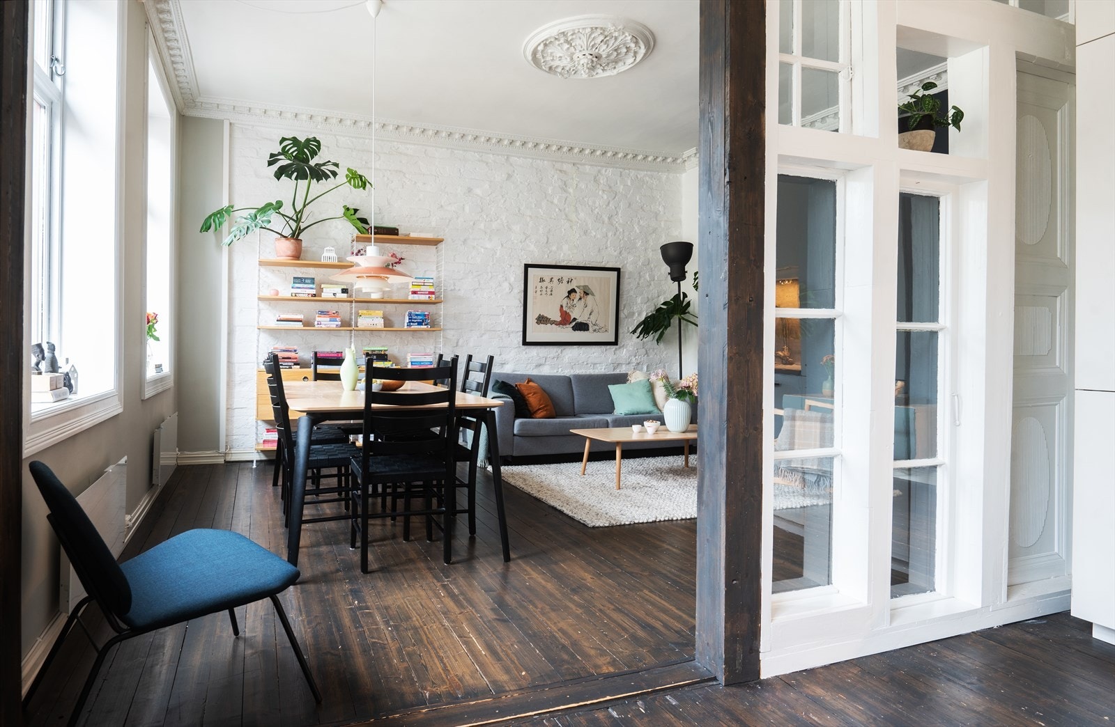 - Legg merke til den gode takhøyden og de klassiske elementene som stukkatur og rosett - Galleribilde