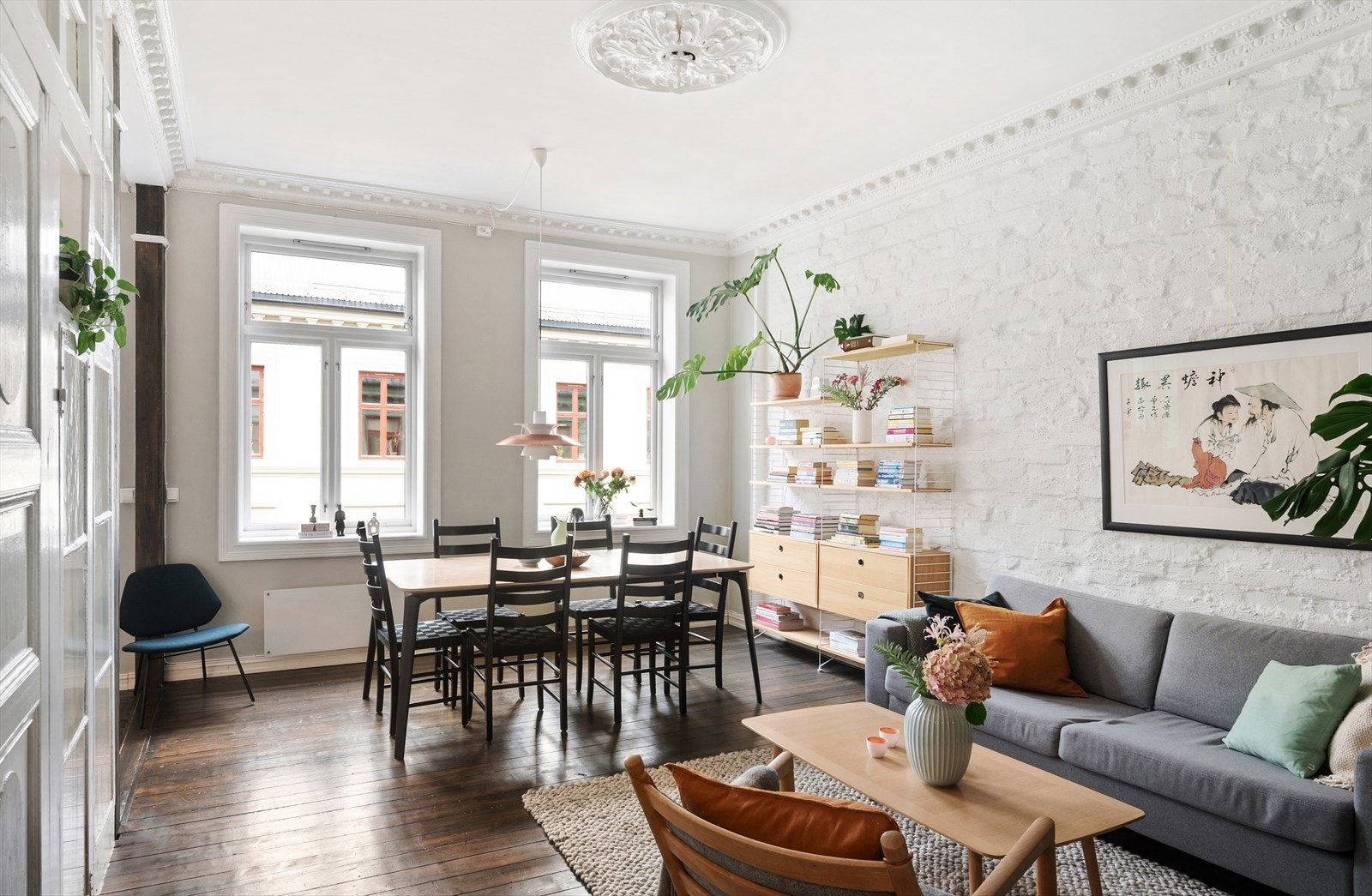 - Store vindusflater kombinert med generøs takhøyde gir en luftig og god atmosfære - Galleribilde