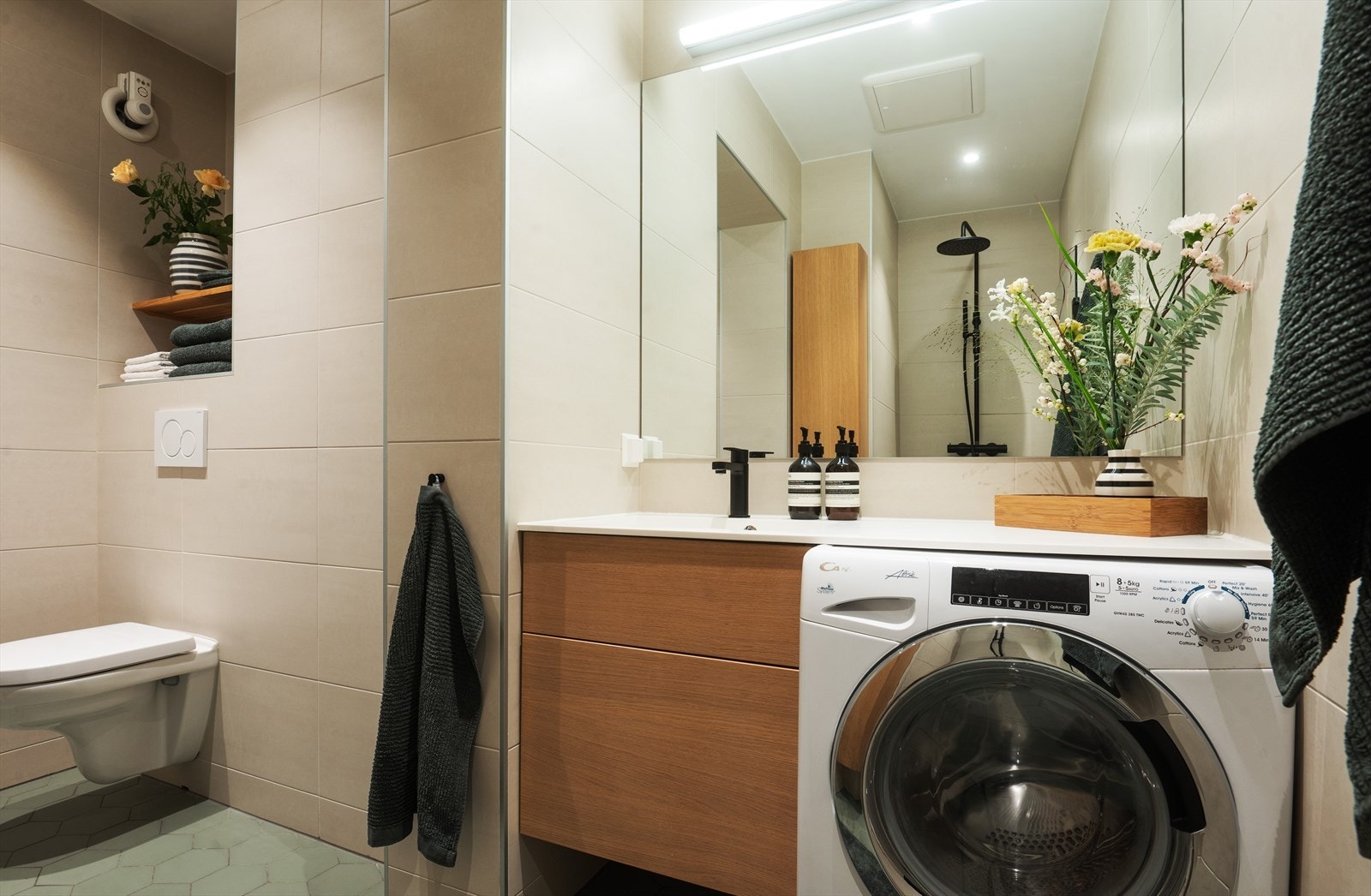 - Lekkert flislagt baderom som ble pusset opp i 2019 av fagfolk - Galleribilde