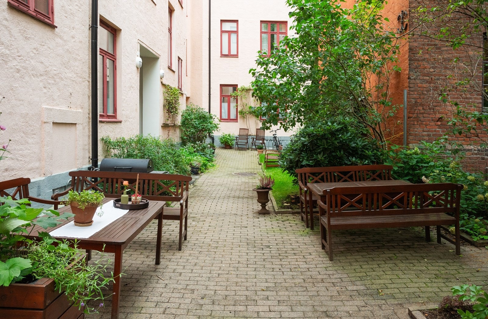 - Flott, felles bakgård med flere sittegrupper - Galleribilde