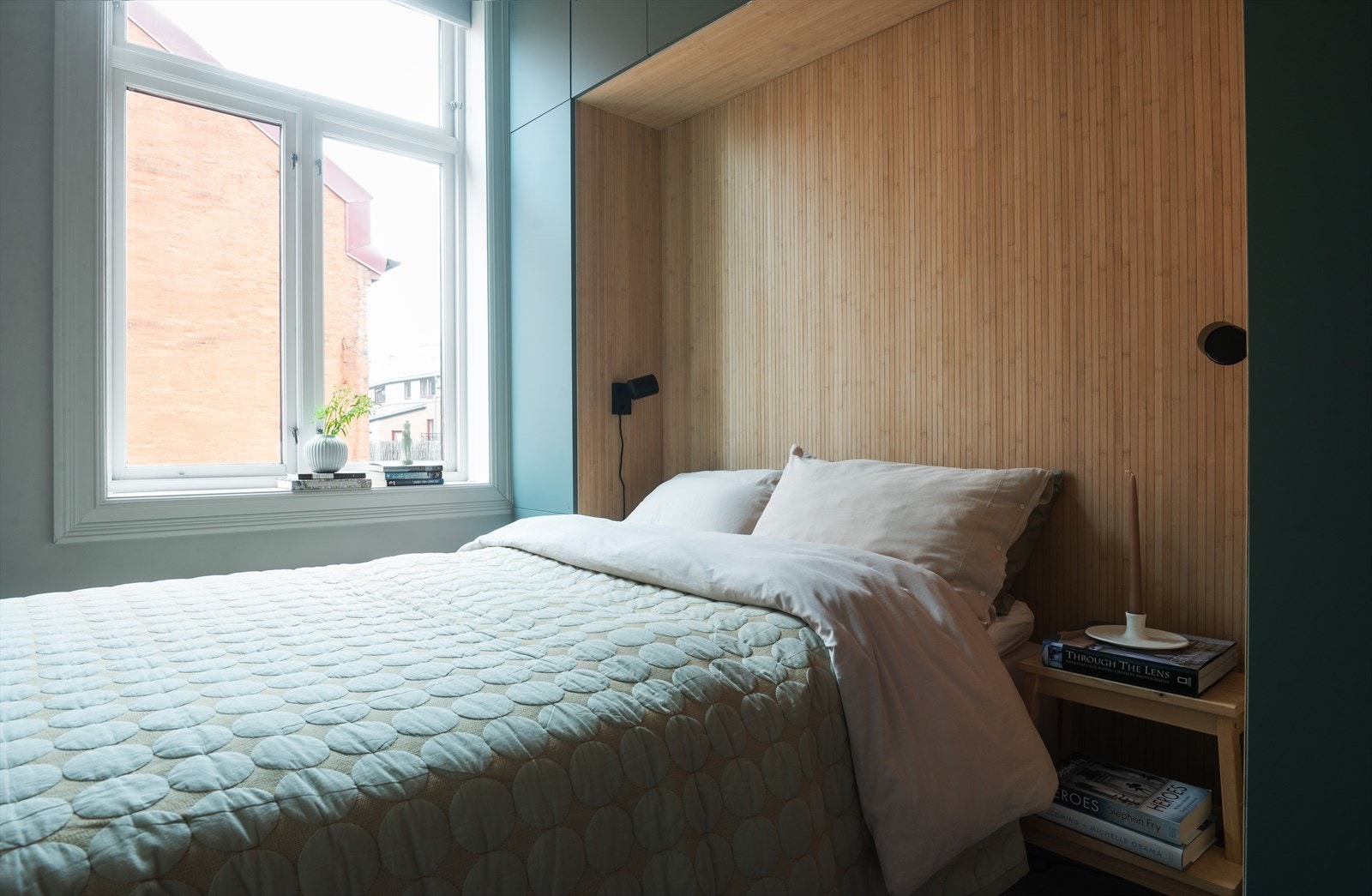 - Sengen er 1.40m bred, men det er plass til en som er 2m bred - Galleribilde