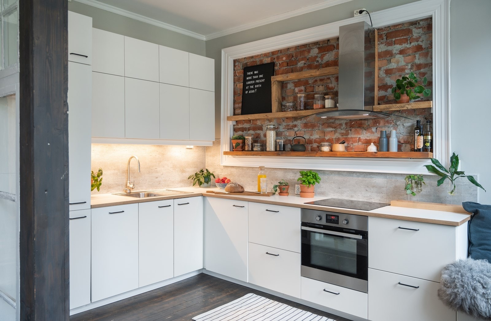 - Romslig og fint kjøkken med god skap- og benkeplass - Galleribilde