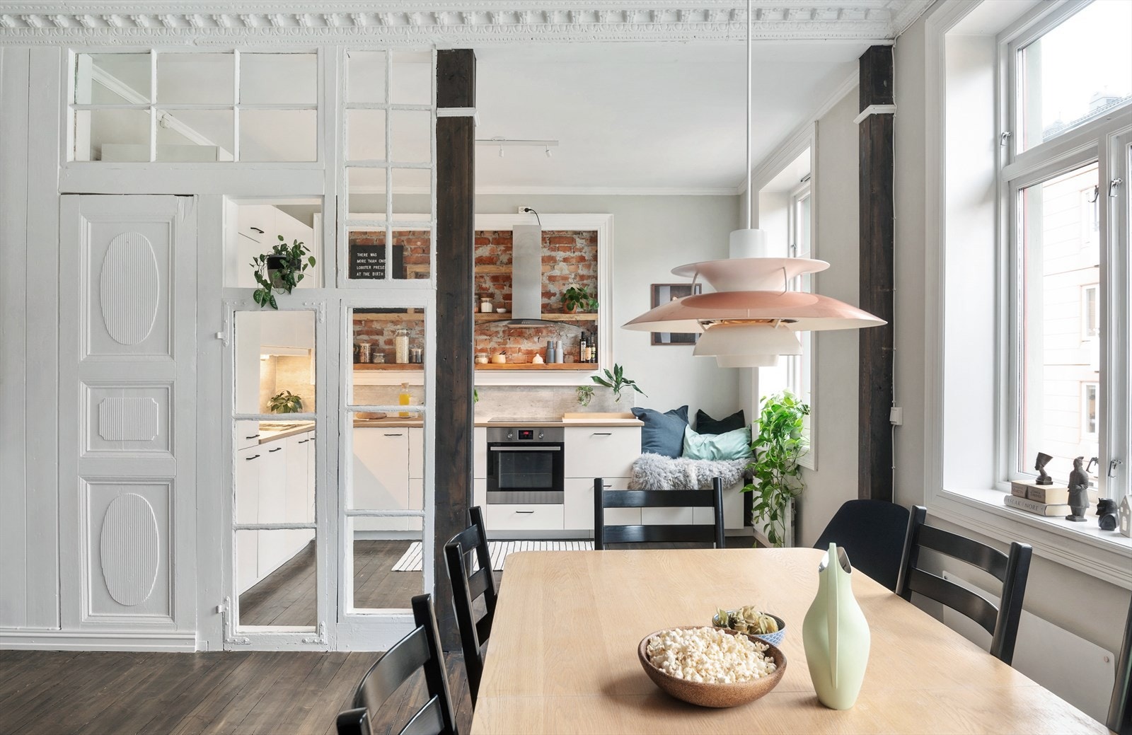 - Kjøkkenet ligger i en delvis åpen løsning mot spisestuen - Galleribilde