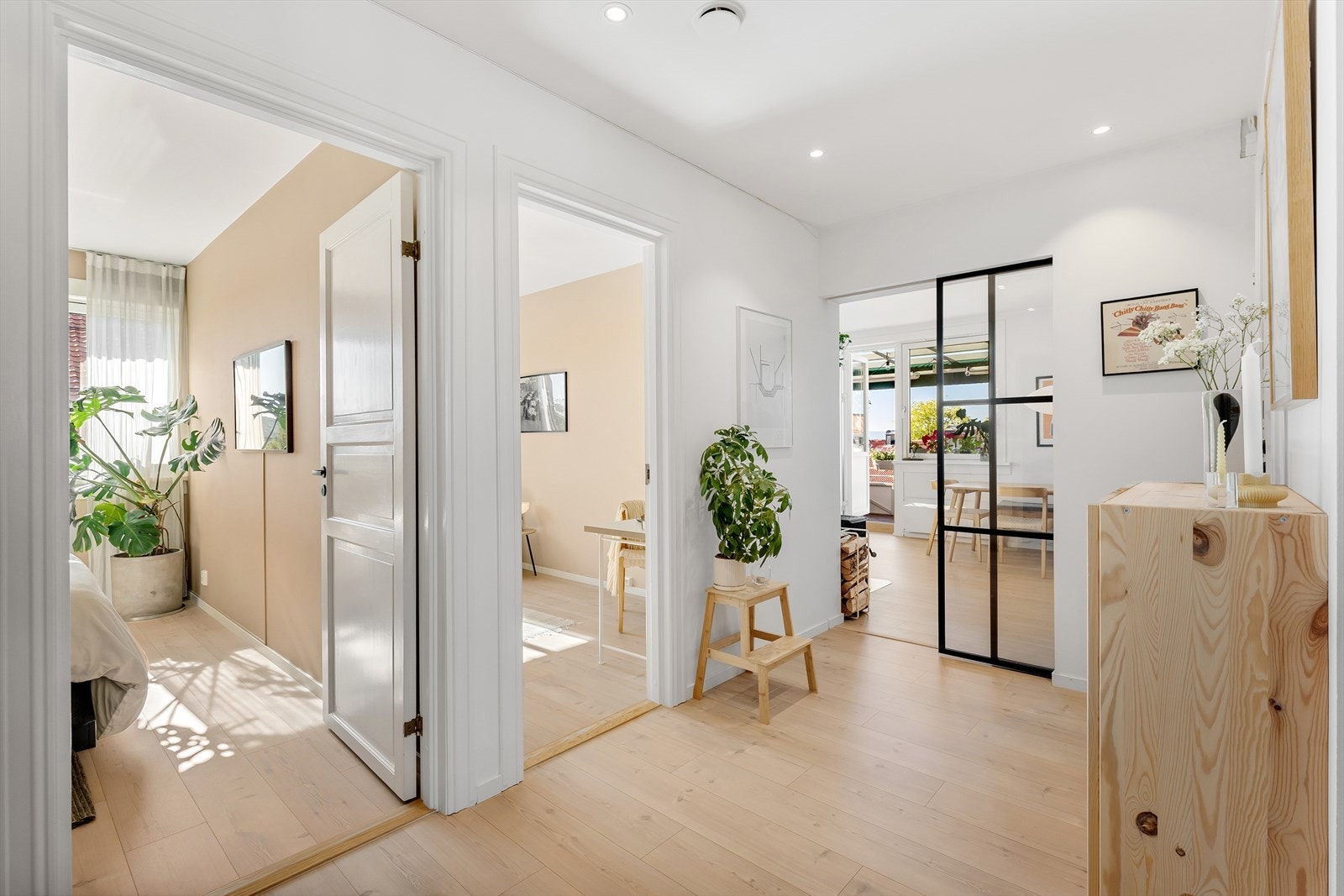 Fra gangen har du adkomst til begge soverom, bad og garderobe Galleribilde