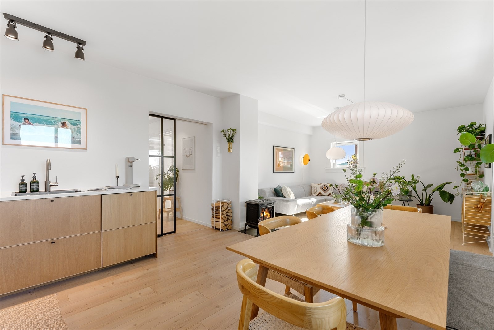 Herlig oppholdsrom med masse lys! Galleribilde