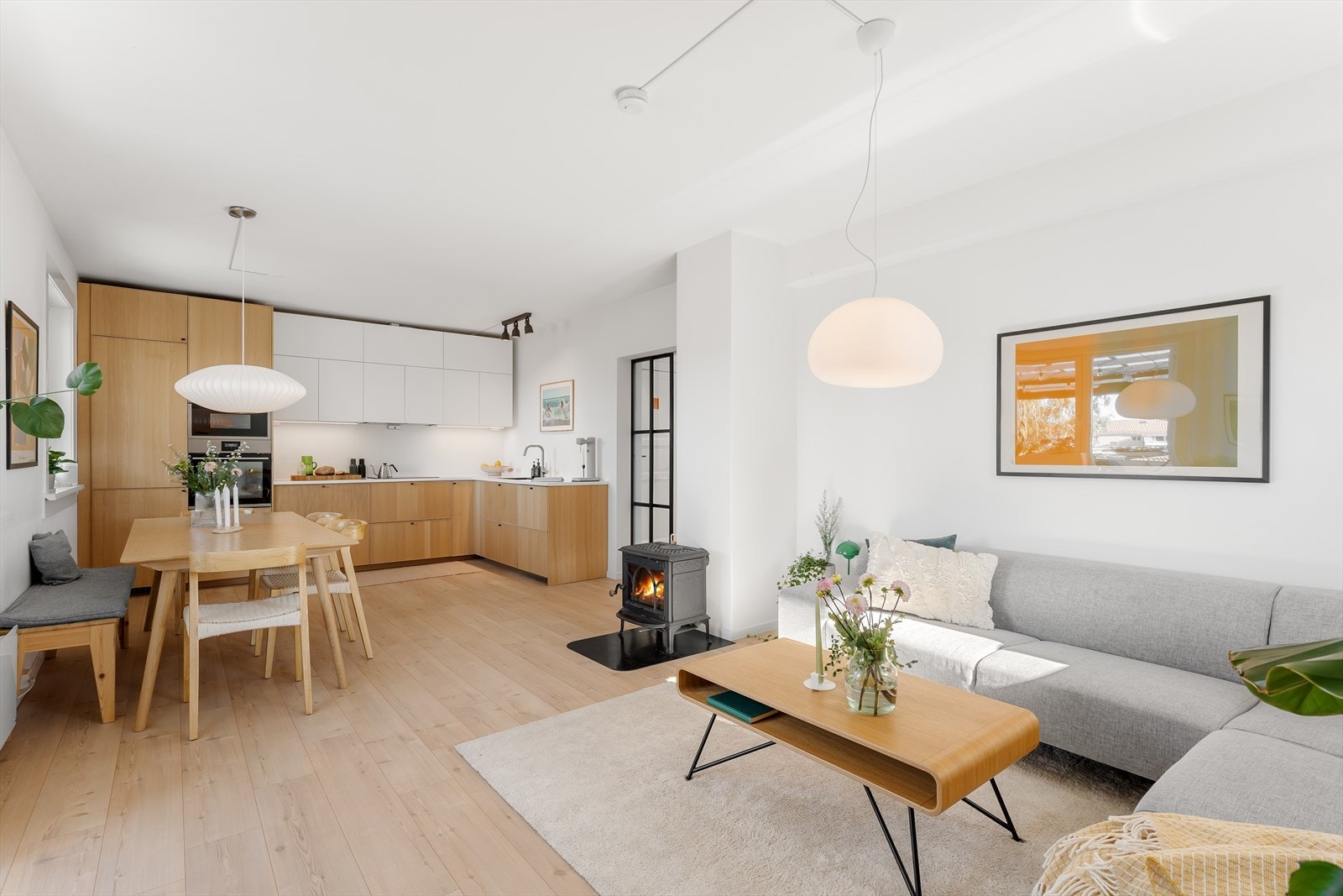 God plass til sofa og bord med en naturlig avstand til tv-seksjonen Galleribilde