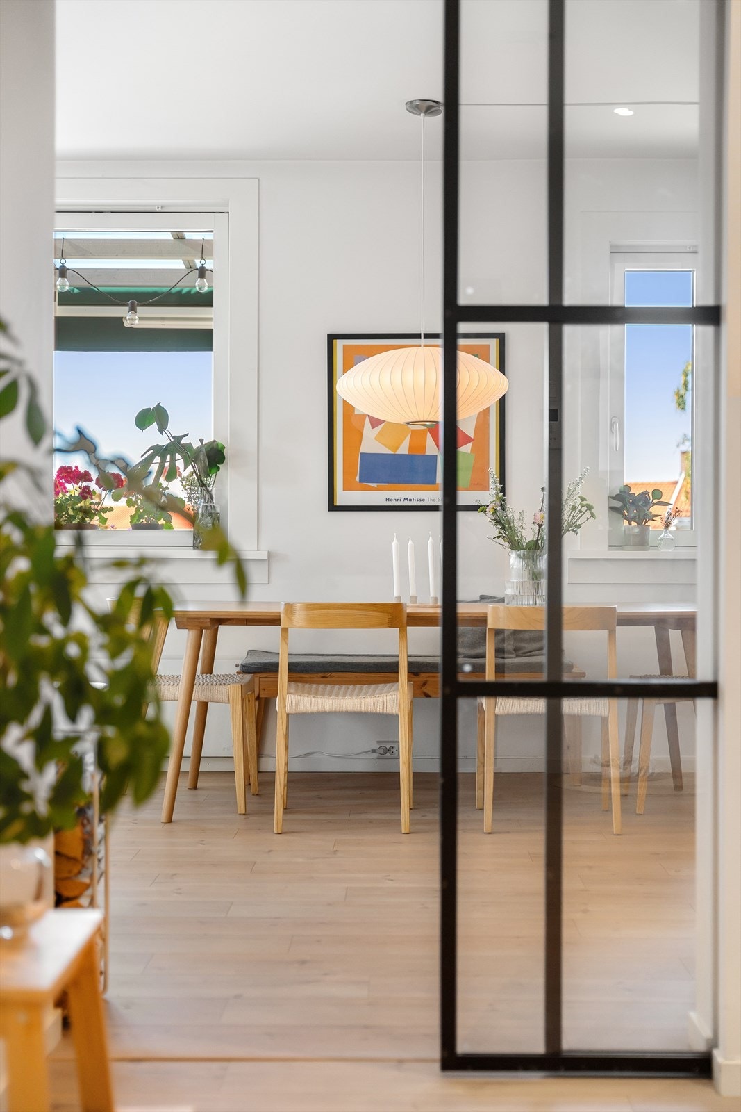 Lekker skyvedør mellom gang og oppholdsrom Galleribilde