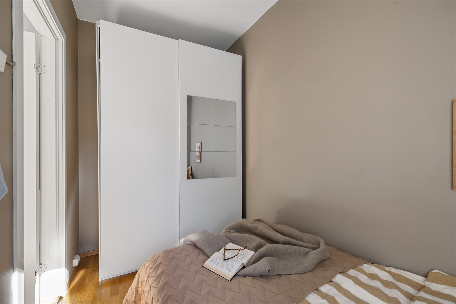 - Garderobeskapet på soverommet medfølger - Galleribilde