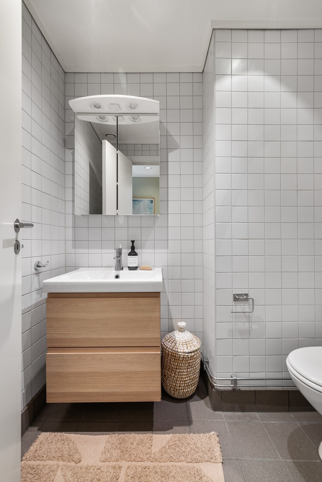 - Pent og velholdt bad med flislagte overflater - Galleribilde