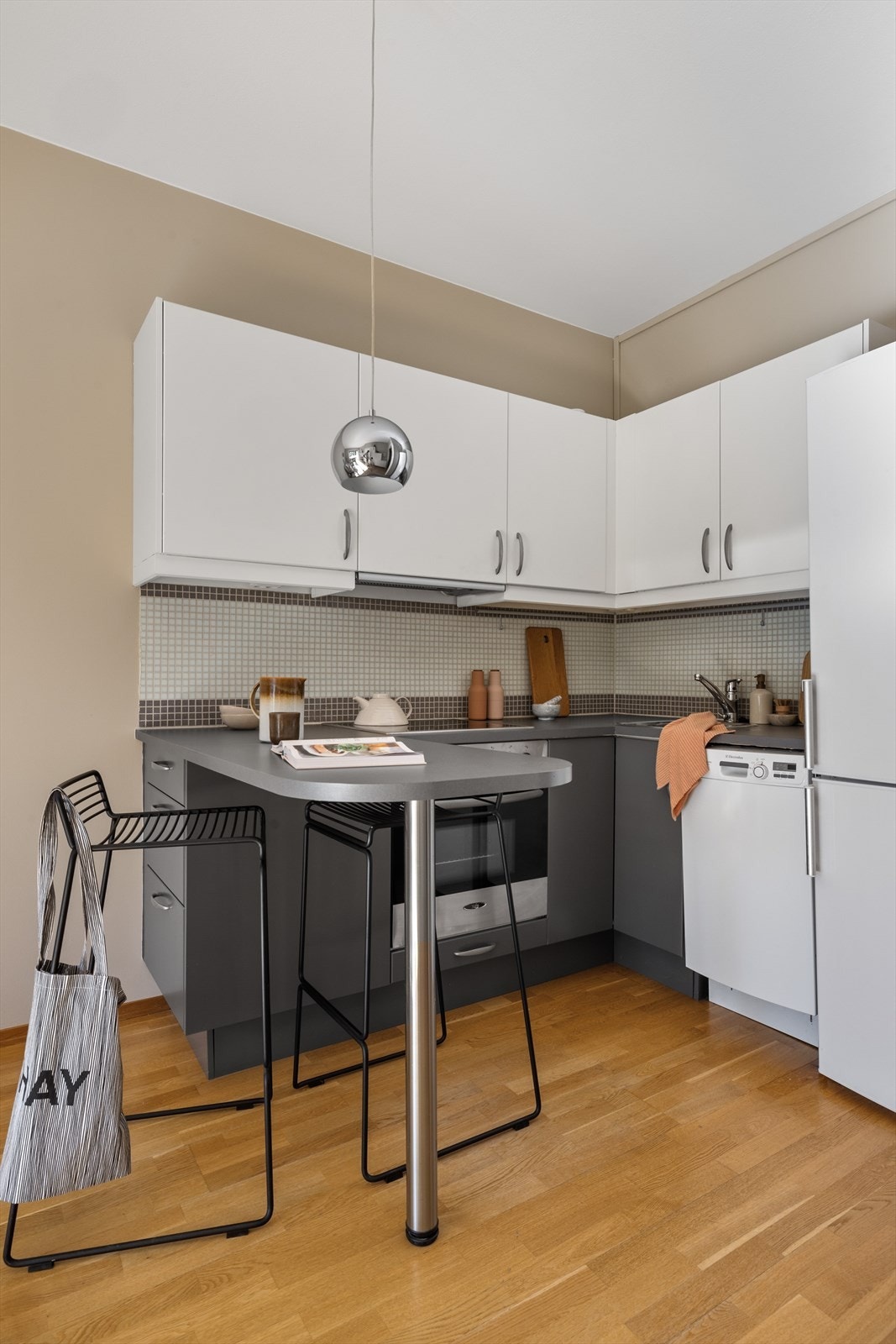 - Innredningen byr på godt med skap- og benkeplass - Galleribilde