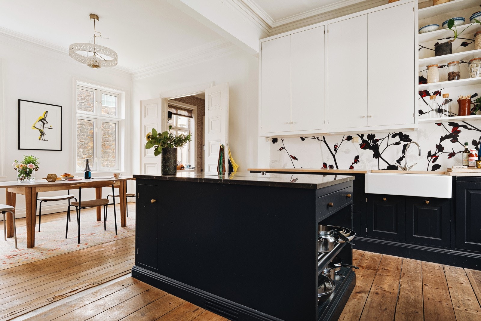 Kvänum kjøkken med Gaggenau komfyr og koketopp. 4 Norcool kjøleskuffer. Galleribilde