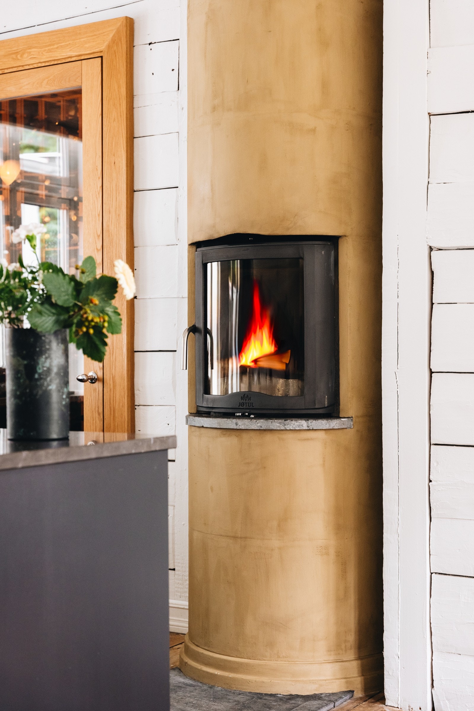 Flott kakkelovn med galssfront. Galleribilde