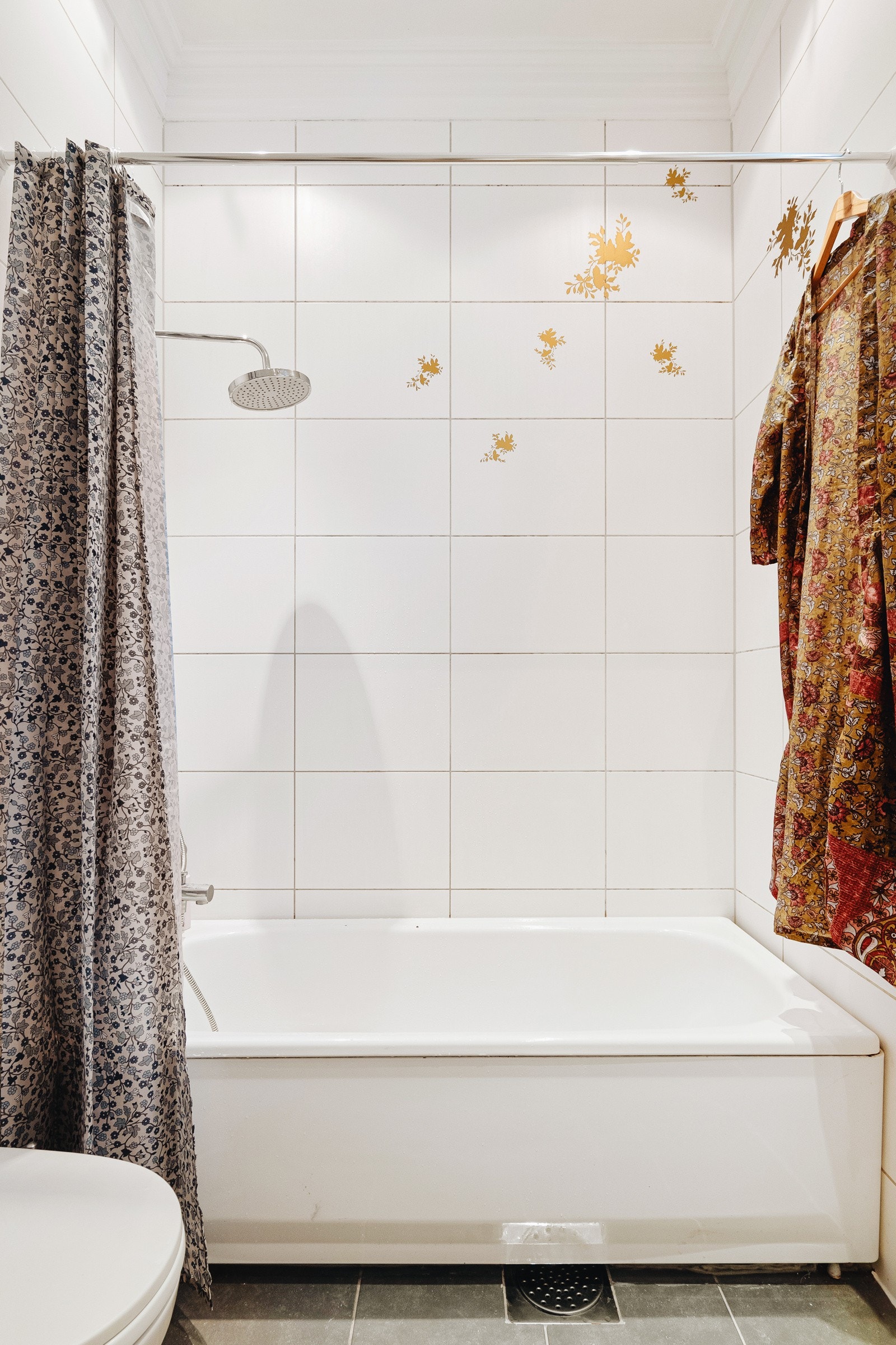 Helfliset bad med vannbåren varme i guld. Galleribilde