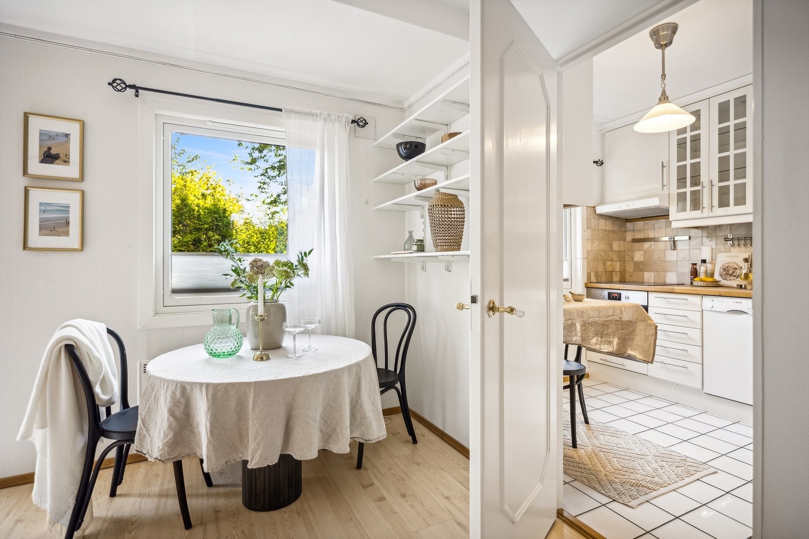 Flere av leilighetene i borettslaget har flyttet kjøkkenet til stuen og laget soverom der dagens kjøkken er plassert. Galleribilde