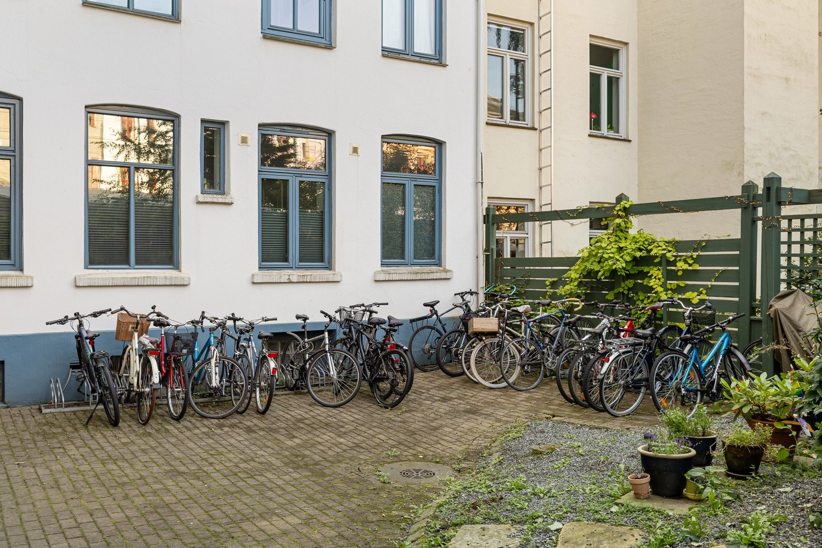 Det er både sykkelparkering og 7 parkeringsplasser borettslaget disponerer Galleribilde
