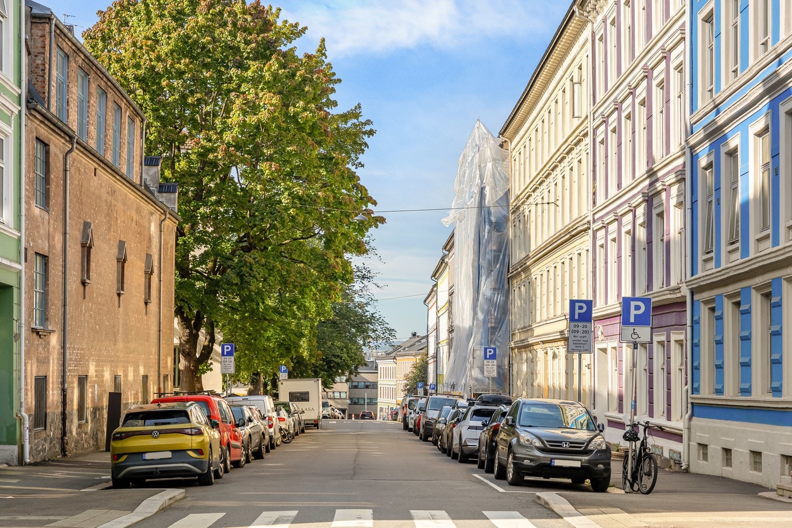 Tilbaketrukket boligområde med kort vei til pulserende sentrum fra ytterdøren Galleribilde