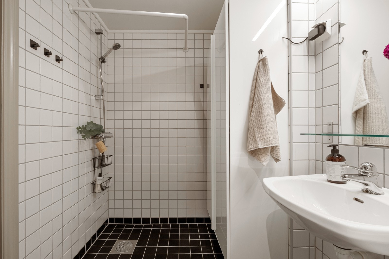 Det er gulvvarme og downlights i taket, samt fint med oppbevaring Galleribilde