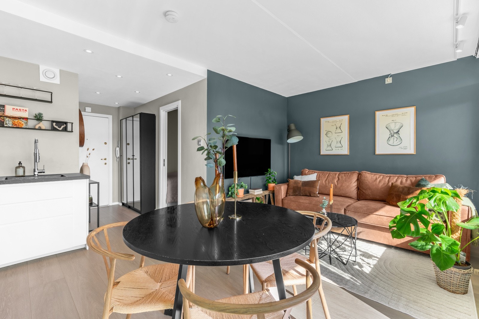 Det er valgt et pent laminat på gulv og veggene er slette, malt i moderne farger. På kjøkken, bad og entré er det spotter i tak. Galleribilde