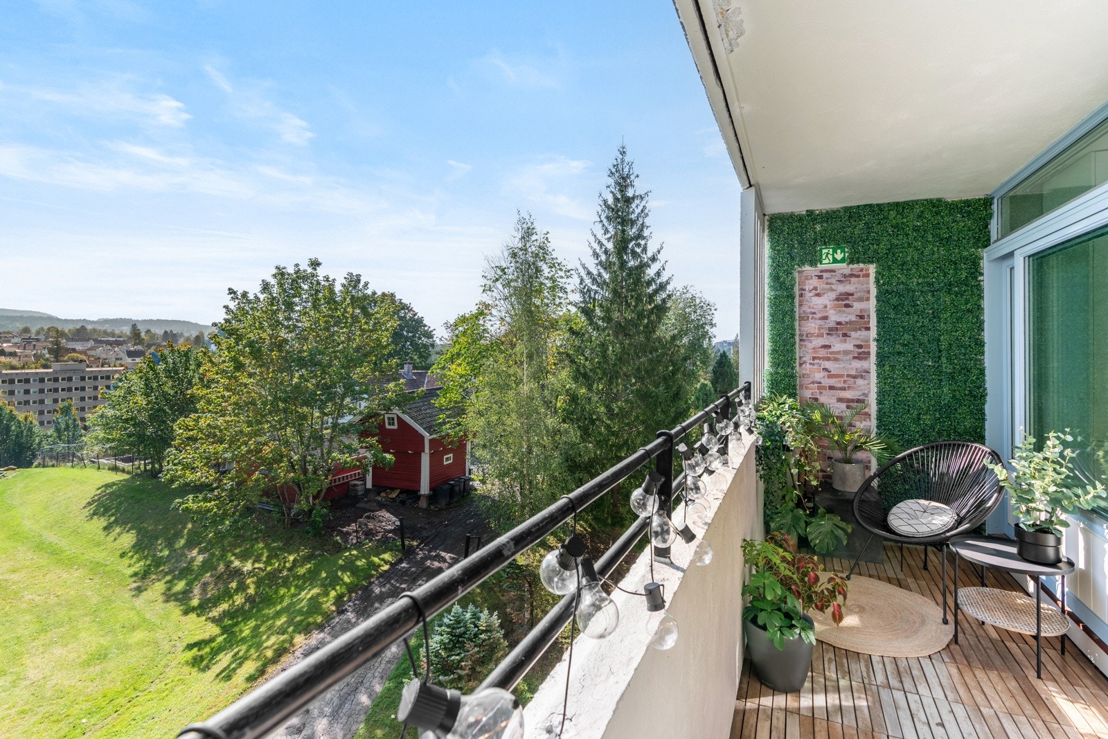 Balkongen ligger vendt mot syd som gir meget gode solforhold året rundt. Galleribilde