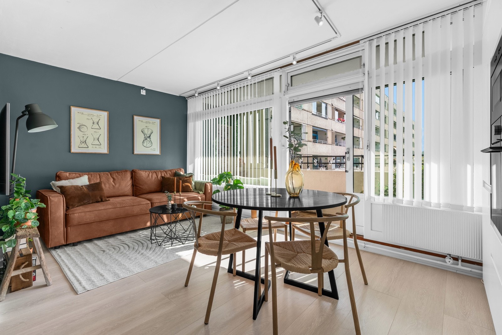 Det er montert lamellgardiner langs vinduene som både gir skjerming for innsyn og solen når den står rett inn. Galleribilde