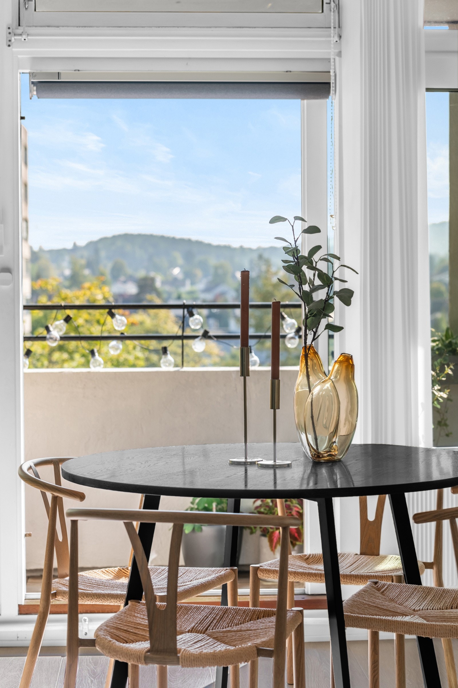 Det er skyvedør ut til balkongen. Galleribilde