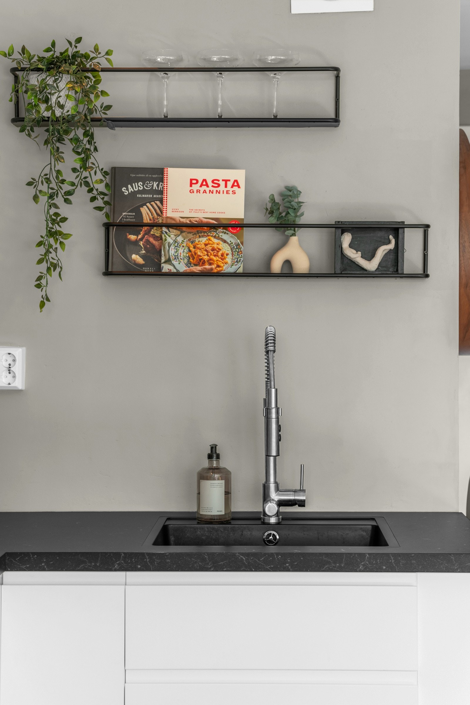 Vasken er praktisk planlimt og det er valgt et moderne blandebatteri i rustfritt stål med praktisk hånddusj. Galleribilde