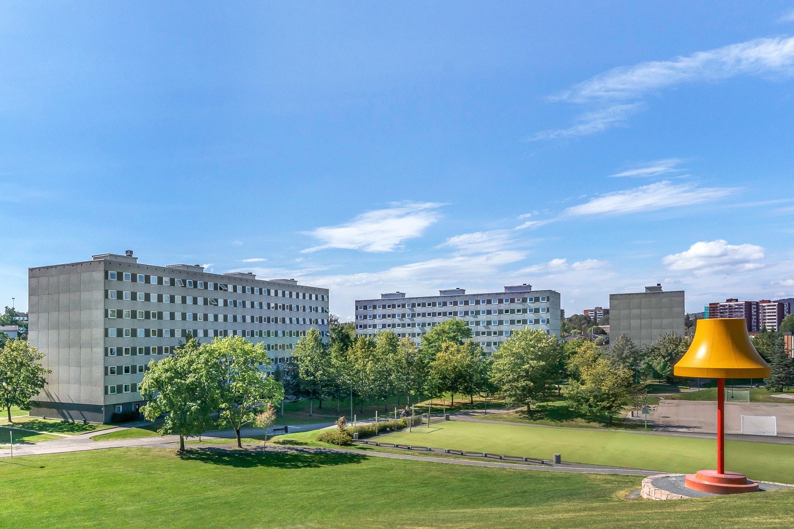 Mellom blokkene på Haugenstua er det flere fargerike kunstverk, blant annet lampa Storstua På Haugenstua . Her har det bl.a. blitt arrangert utekino. Galleribilde