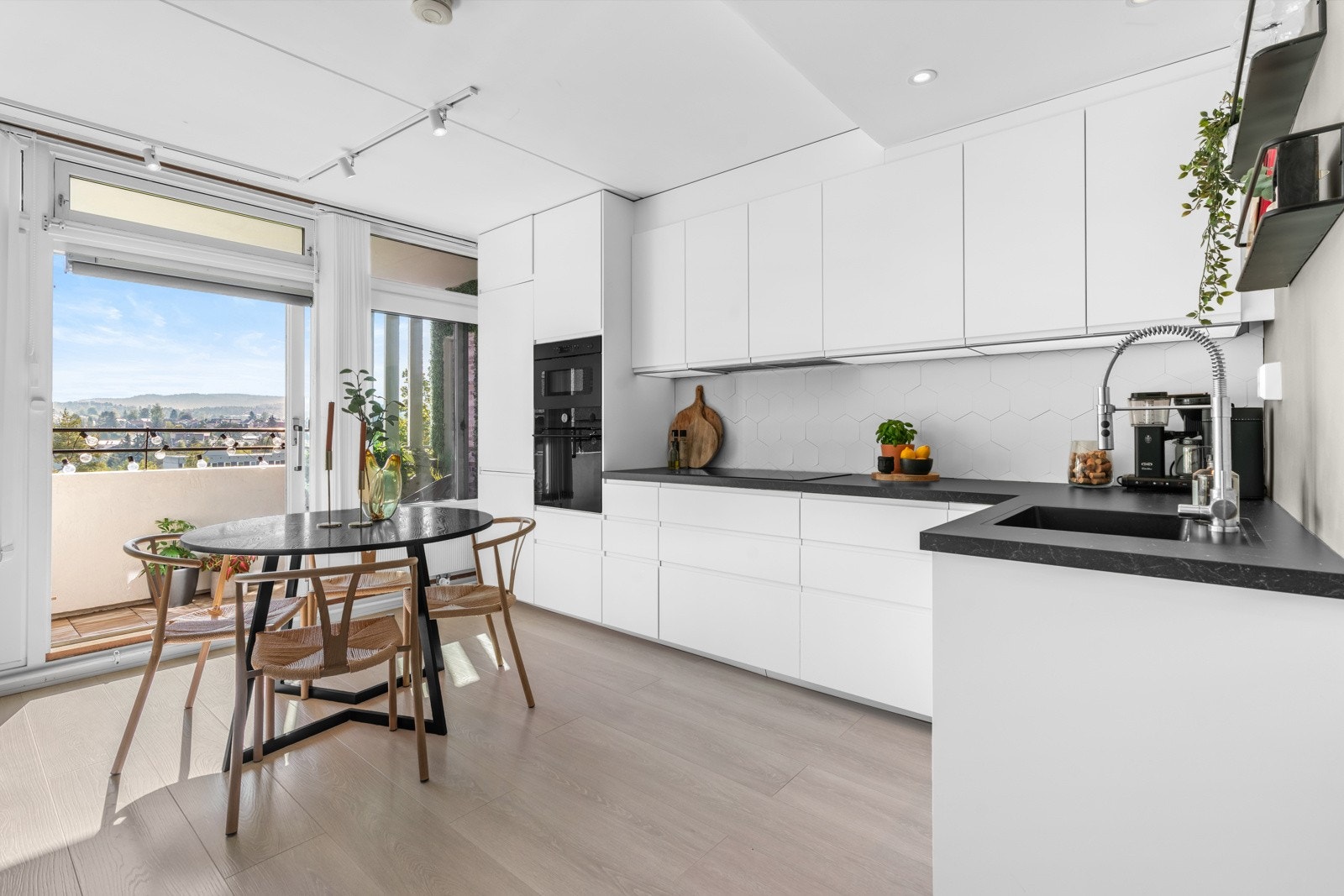 Det ble satt inn et nytt, lekkert kjøkken fra IKEA i 2020. Montering, snekker- og rørleggerarbeid ble utført av Montera AS. Galleribilde