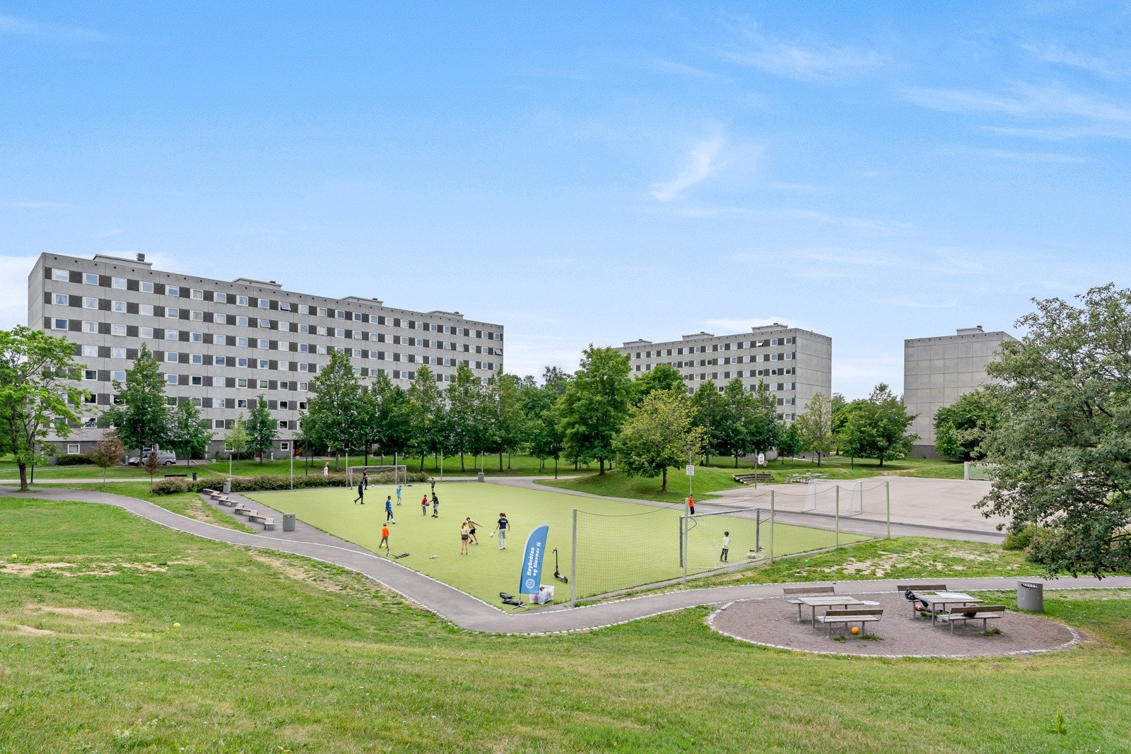 I borettslaget finnes flere, store og flotte grøntområder, perfekt for avslapping, grilling med venner og lufteturer med hund. Galleribilde