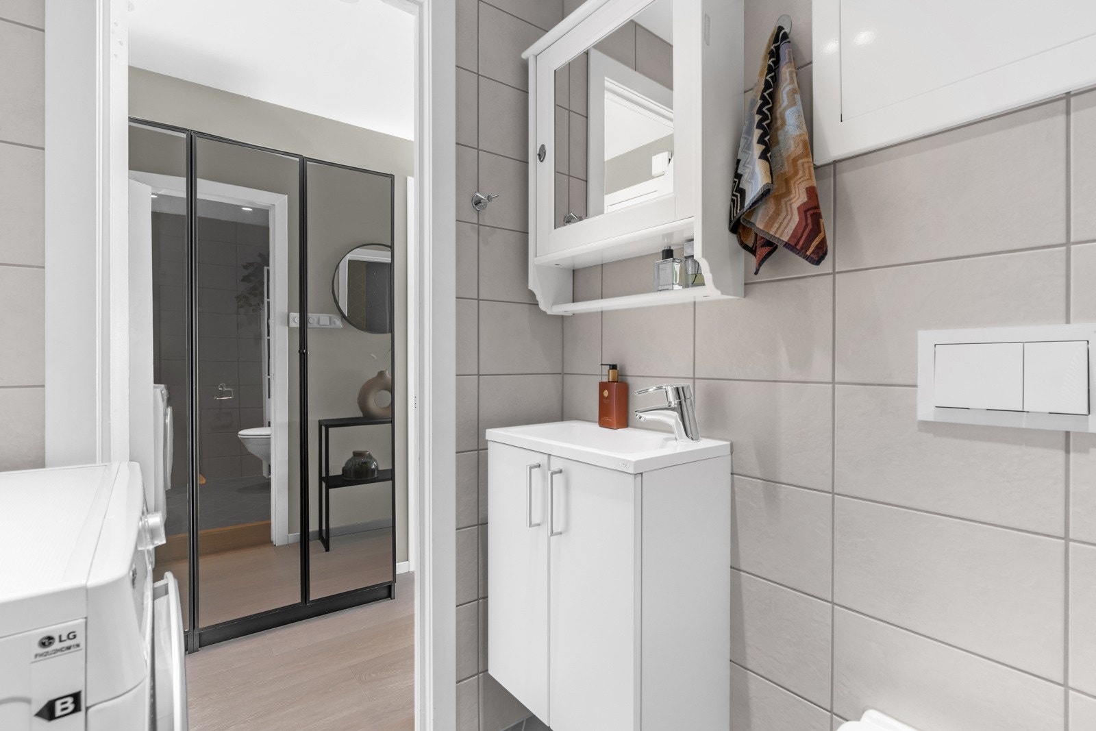 Plassen er godt utnyttet og alt av festet innredning og sanitærutstyr er vegghengt. Galleribilde