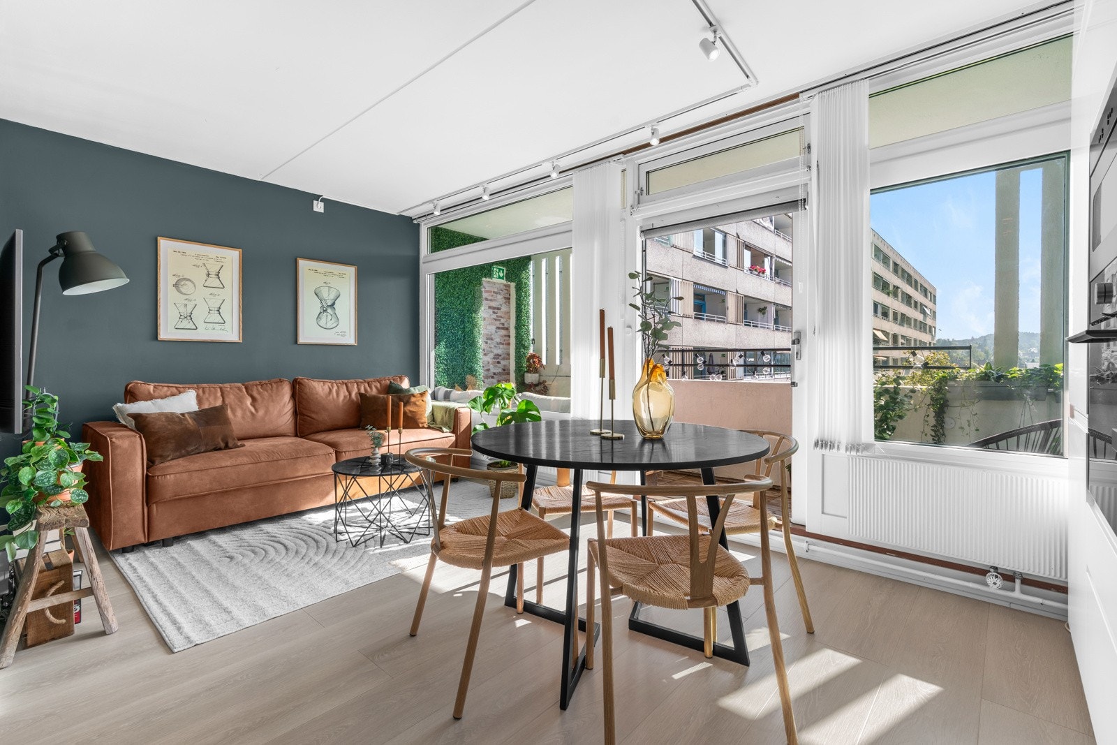 Dagens romløsning gjør det mulig å innrede med både sofa og spisegruppe. Galleribilde