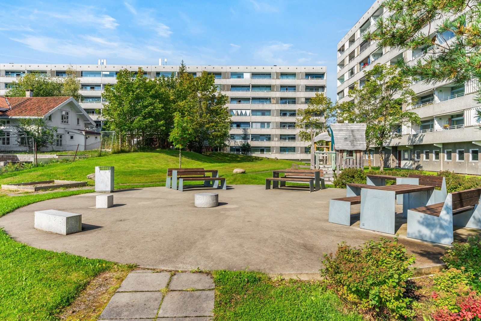 Det er mulighet til å leie både fast garasjeplass og/eller utendørs biloppstillingsplass i borettslaget. Galleribilde