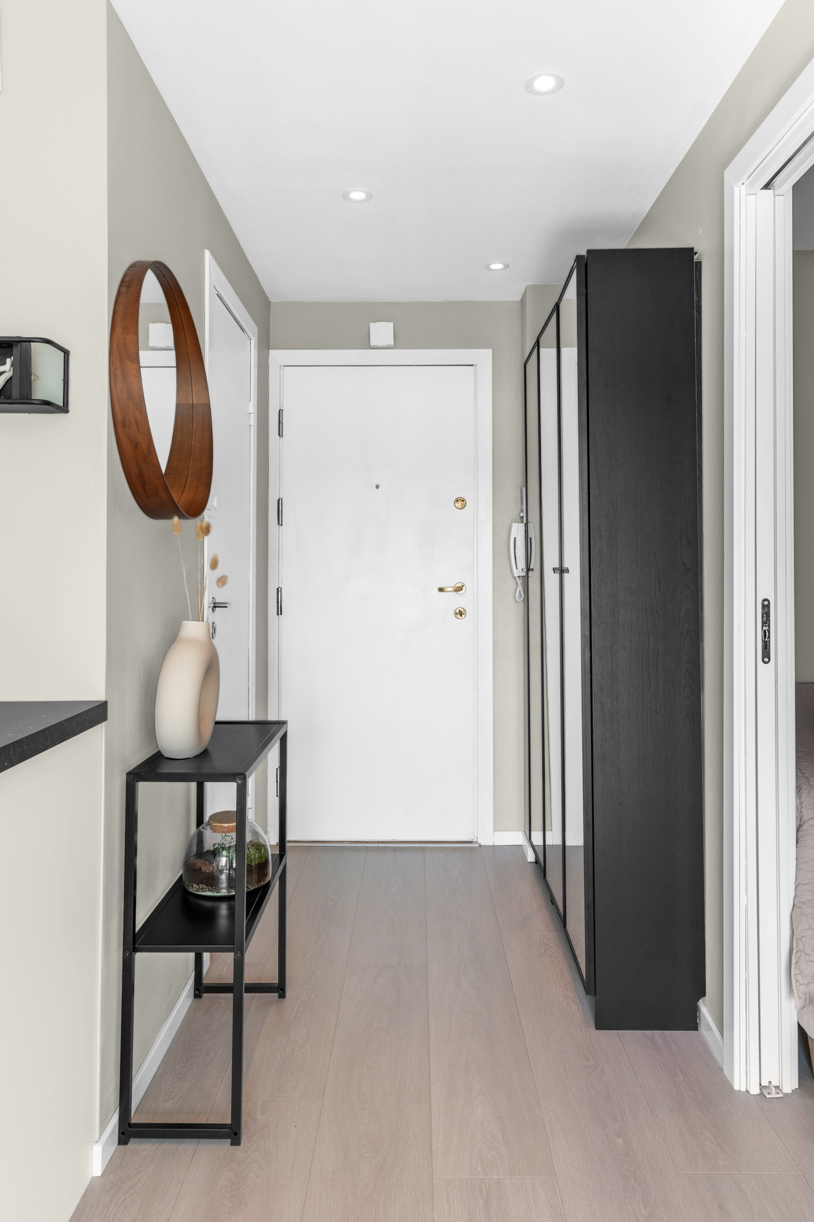 Det er også innredet med garderobeskap i entréen, der også disse skapene vil medfølge. Galleribilde