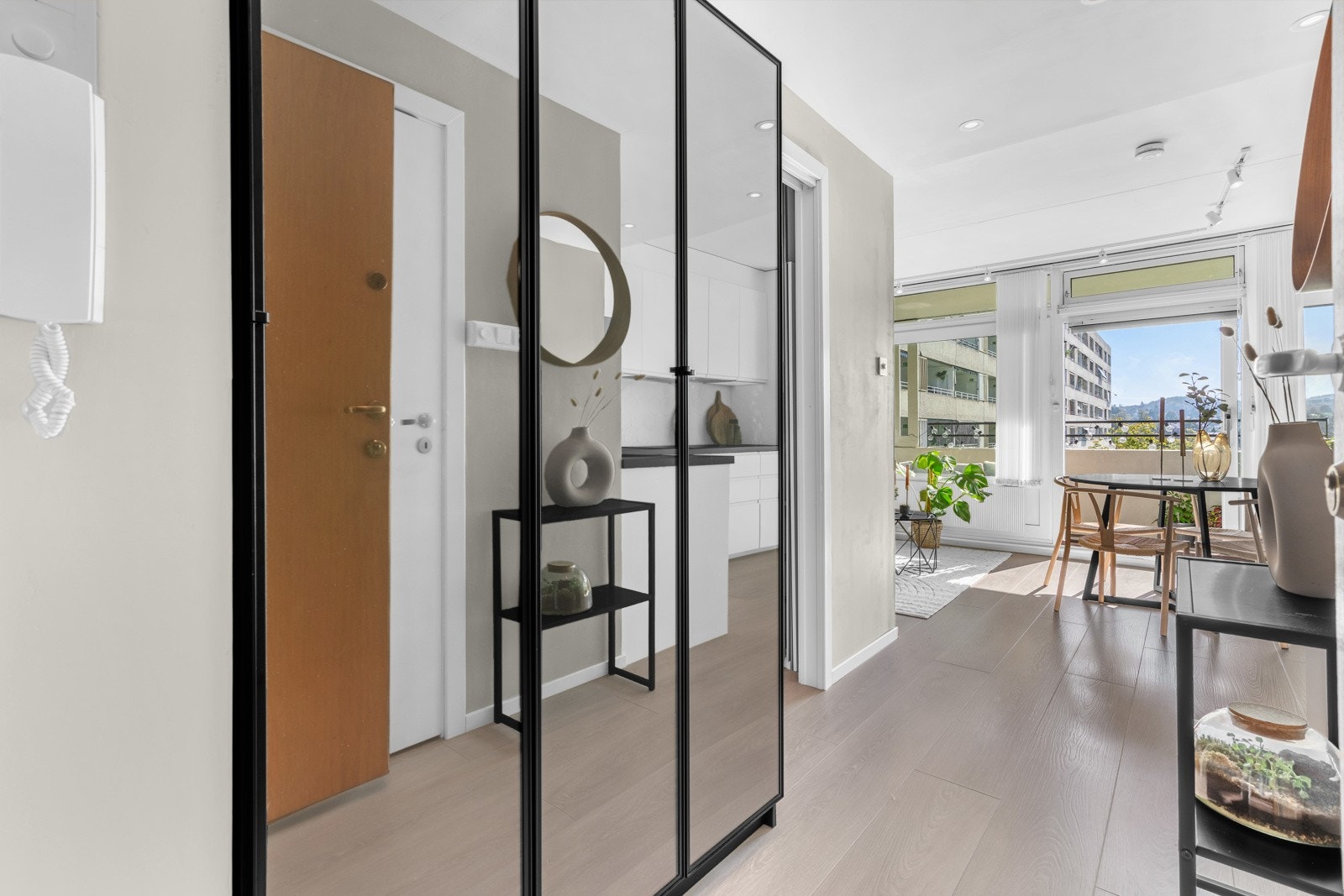 Når du åpner inngangsdøren til leiligheten vil du bli møtt av masse lys og fritt utsyn. Galleribilde