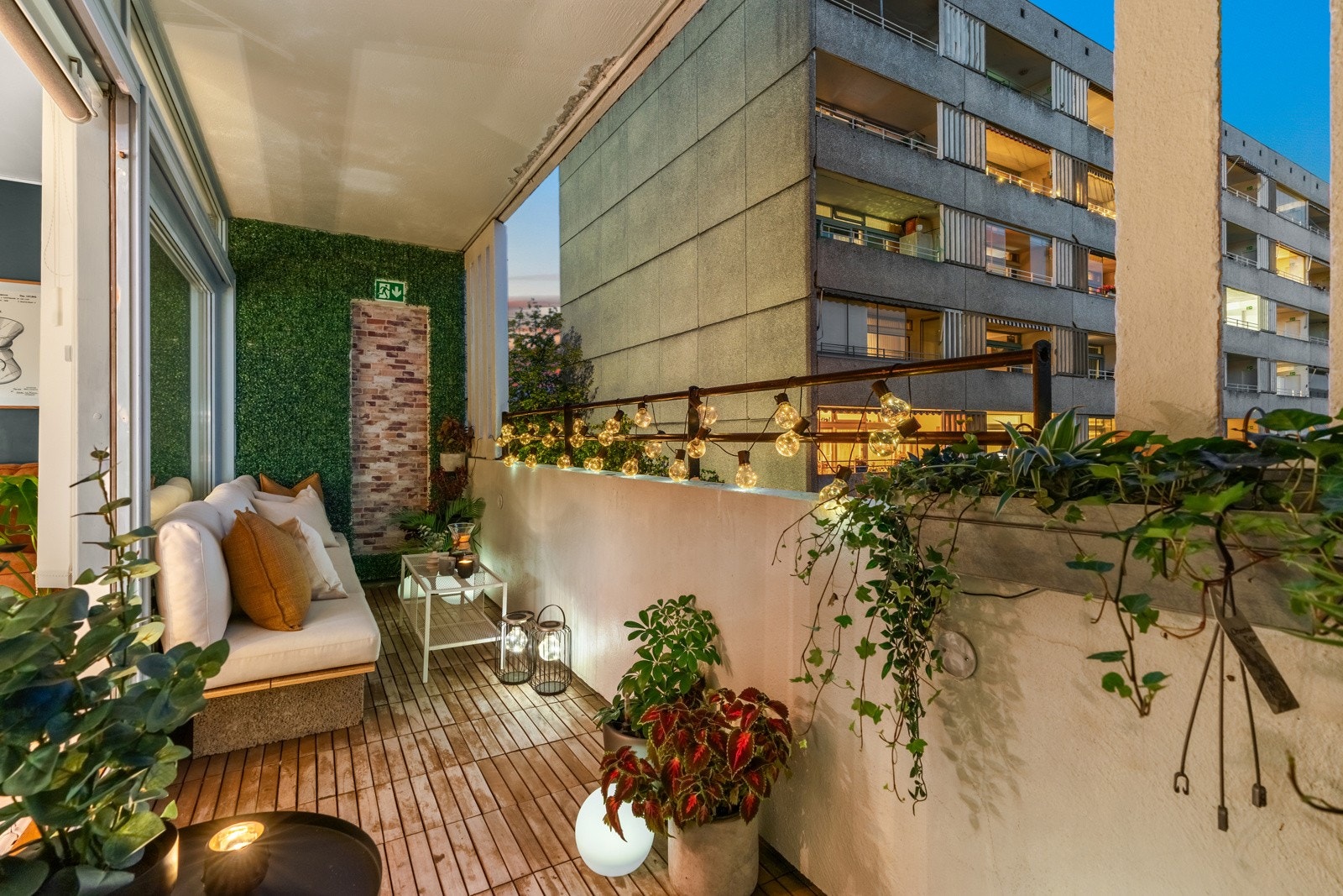 Balkongen er på rett i underkant av 7,5 kvm som gir god plass til utemøblement, planter og grill. Galleribilde