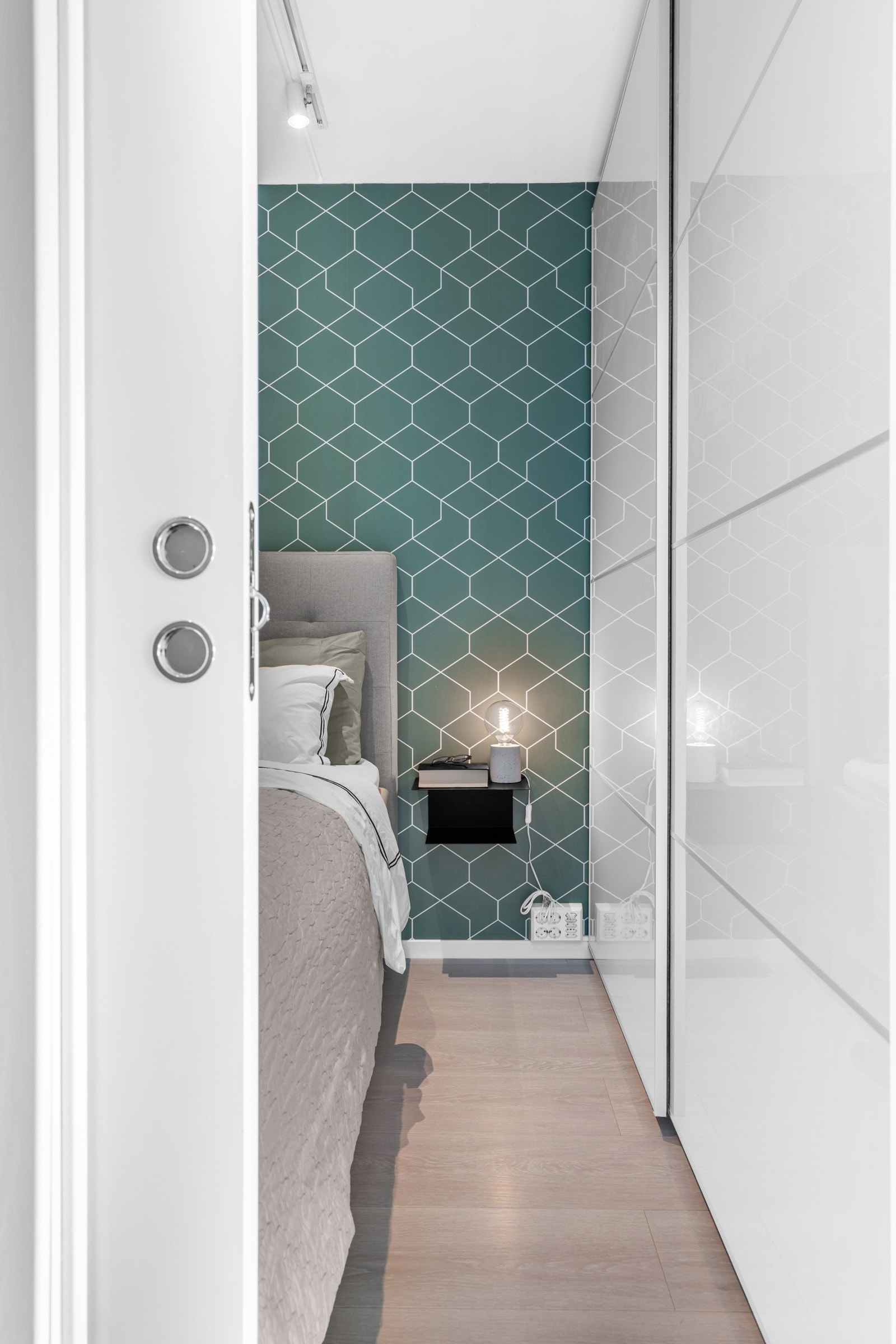 Inn til alkoven er det valgt en plassbesparende skyvedør. Galleribilde