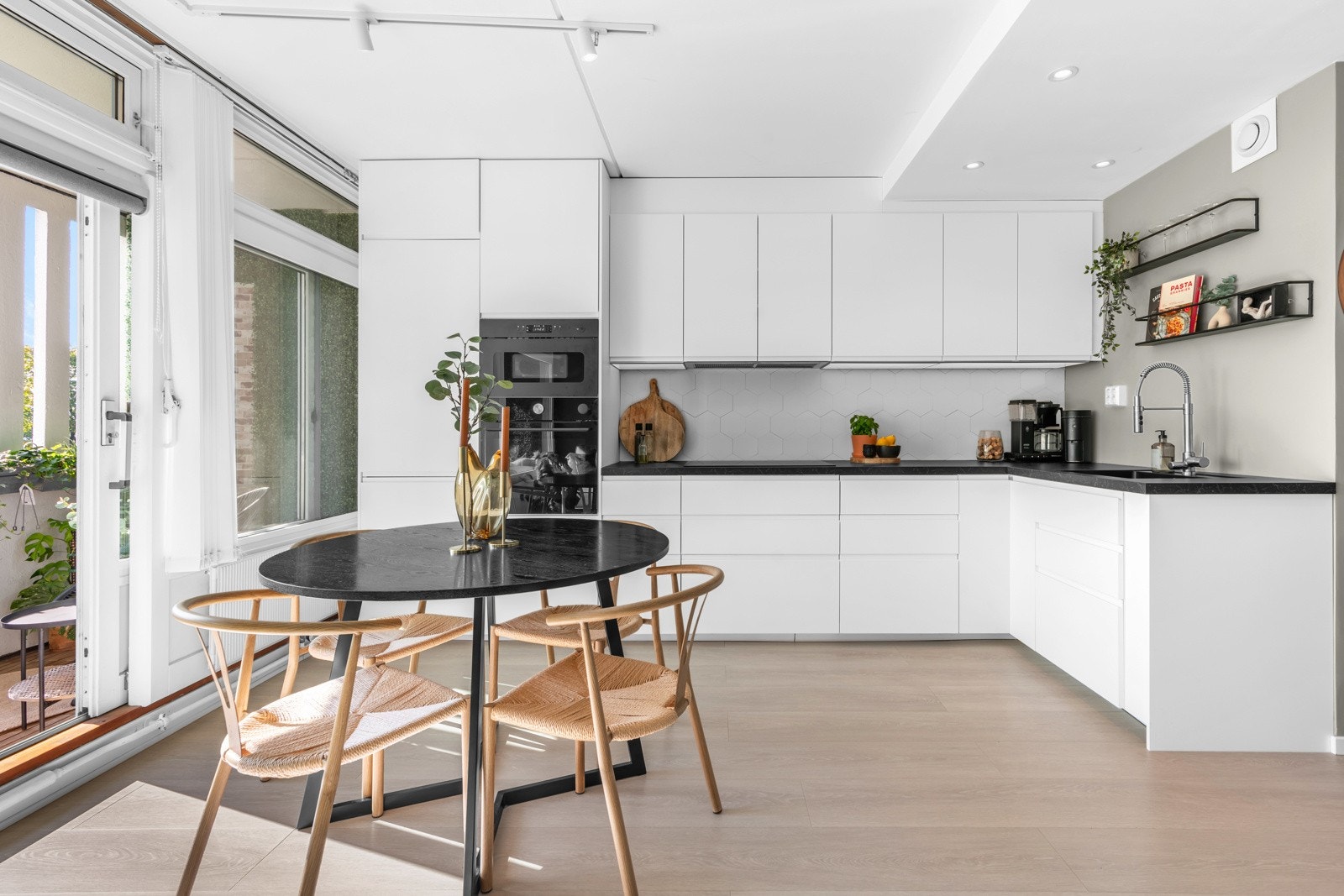 Kjøkkenet er fullt utstyrt med hvitevarer som bred induksjonsplatetopp, ventilator med kullfilter, integrert oppvaskmaskin, kjøl- og fryseskap, stekeovn og mikro. Galleribilde